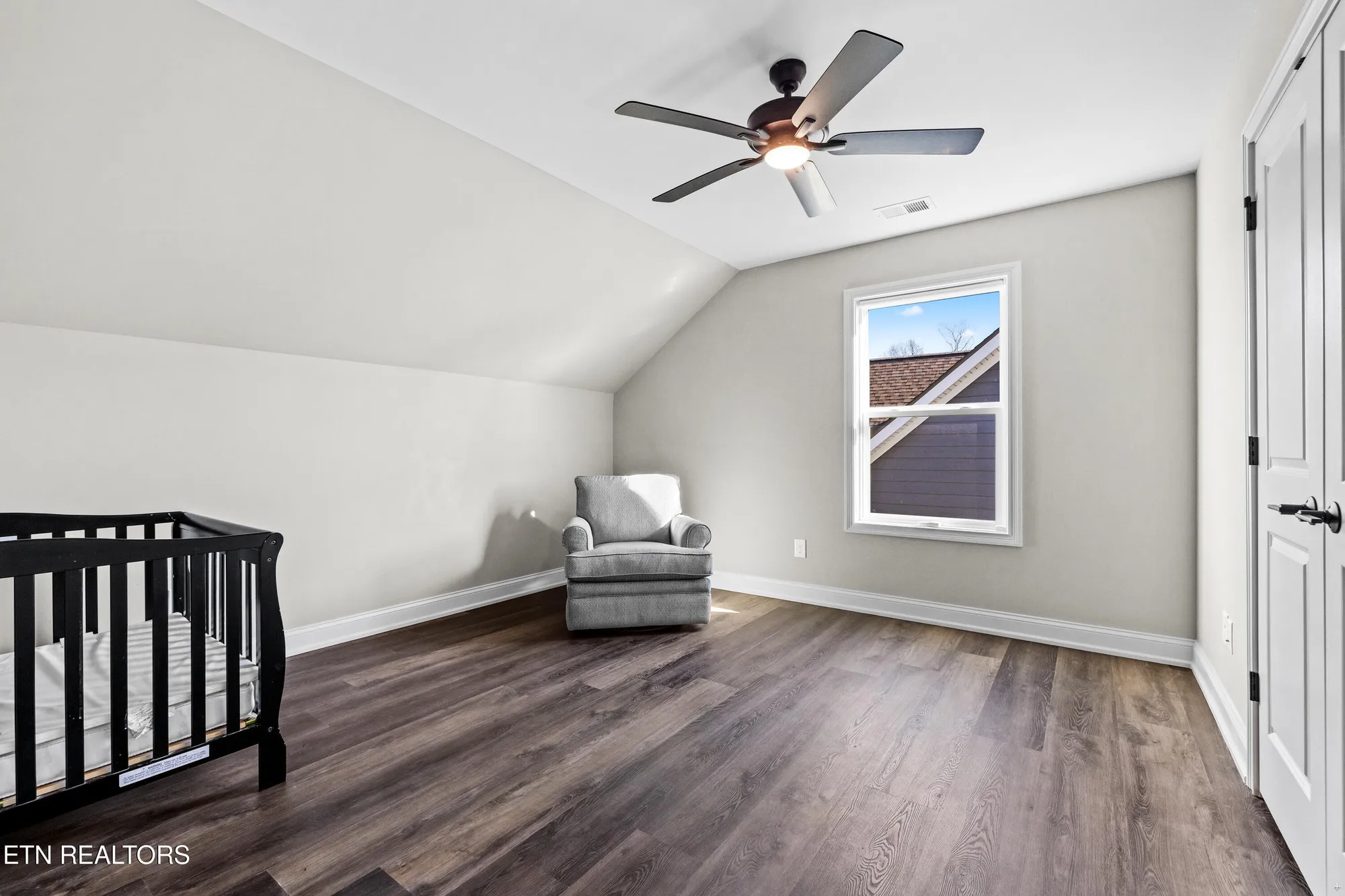 Property Slideshow image 14 of 23 | 511 chestnut pl, Loudon, TN, 37774