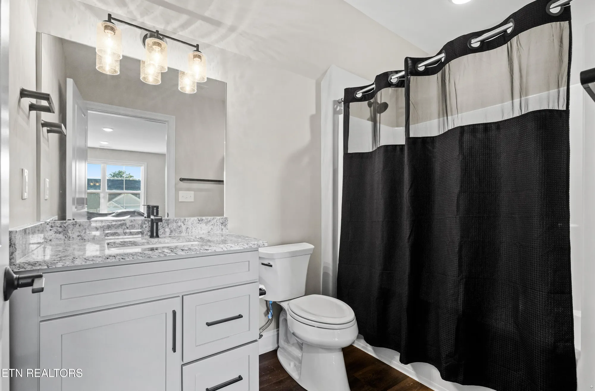 Property Slideshow image 15 of 23 | 511 chestnut pl, Loudon, TN, 37774