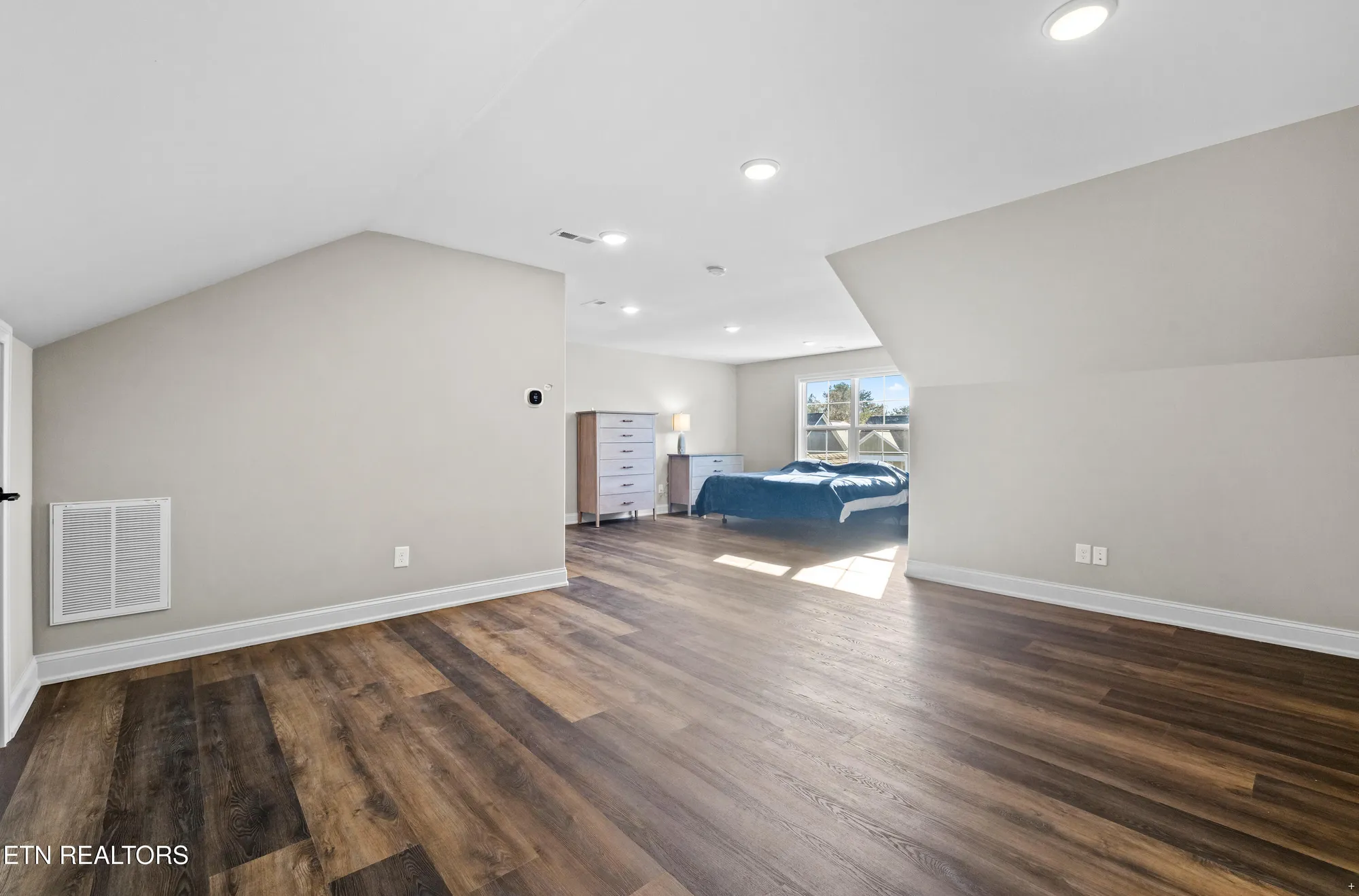 Property Slideshow image 18 of 23 | 511 chestnut pl, Loudon, TN, 37774