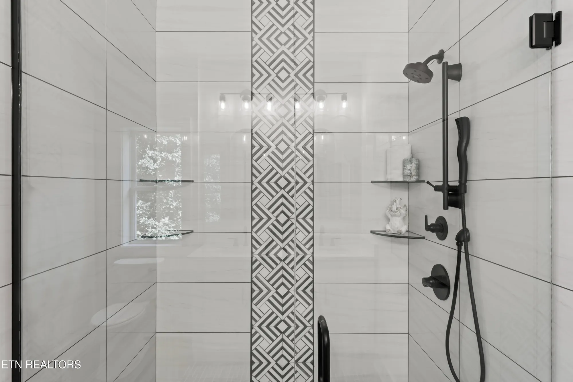 Property Slideshow image 24 of 47 | 208 mialaquo rd, Loudon, TN, 37774