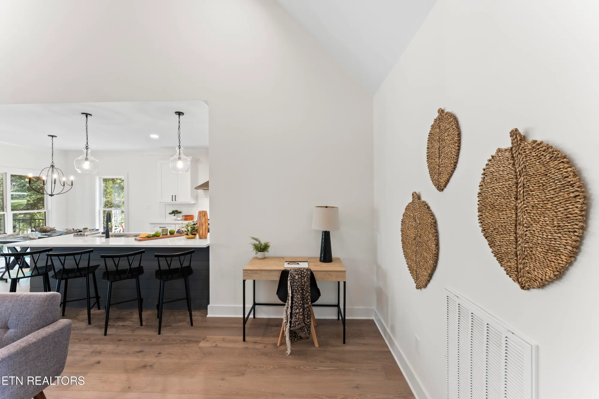 Property Slideshow image 4 of 47 | 208 mialaquo rd, Loudon, TN, 37774