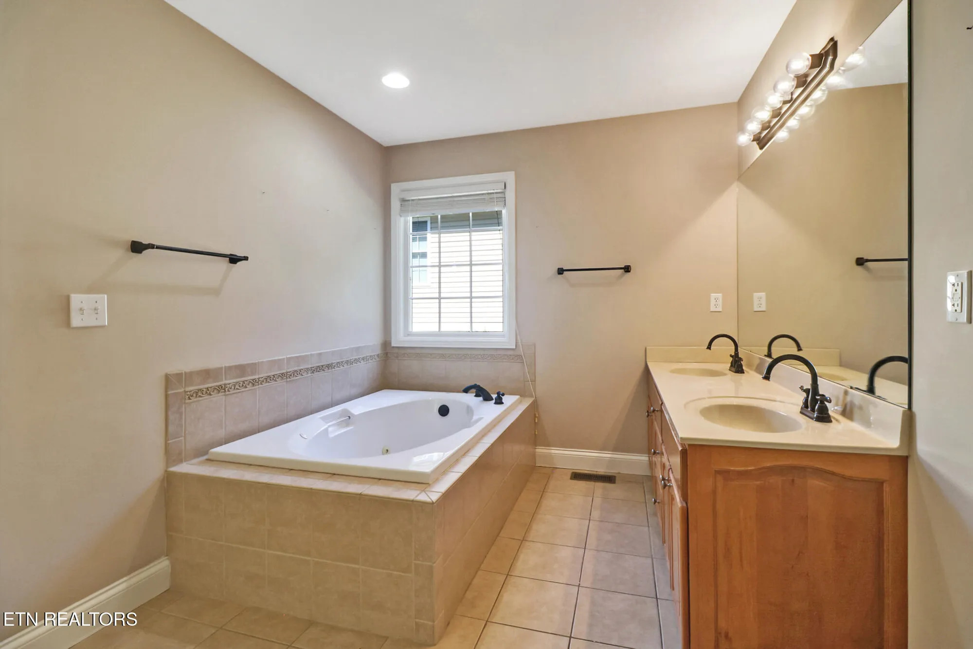 Property Slideshow image 27 of 38 | 157 cromwell ln, Crossville, TN, 38558