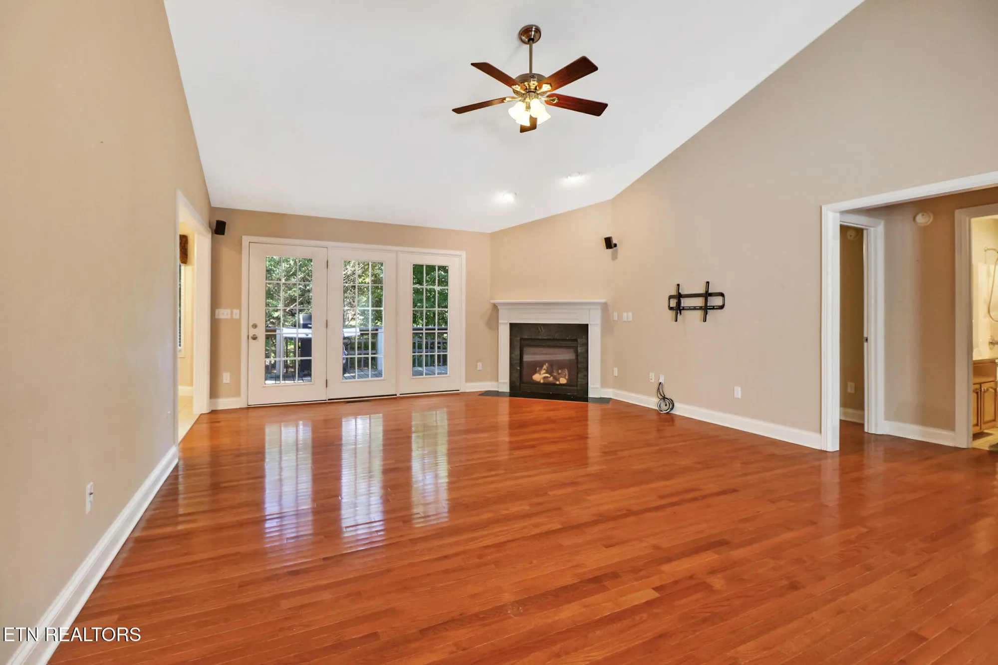 Property Slideshow image 10 of 38 | 157 cromwell ln, Crossville, TN, 38558