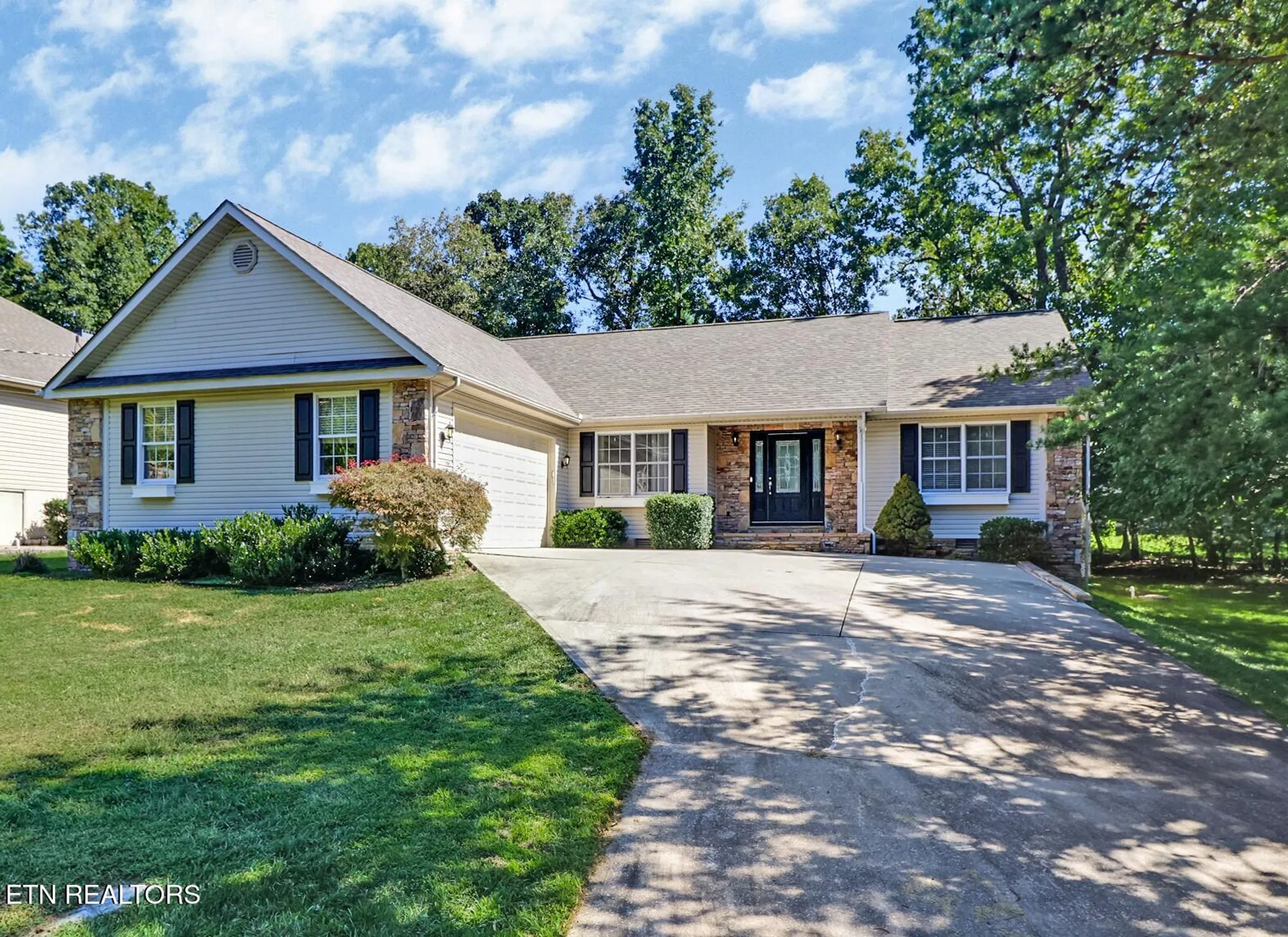 Property Slideshow image 1 of 38 | 157 cromwell ln, Crossville, TN, 38558