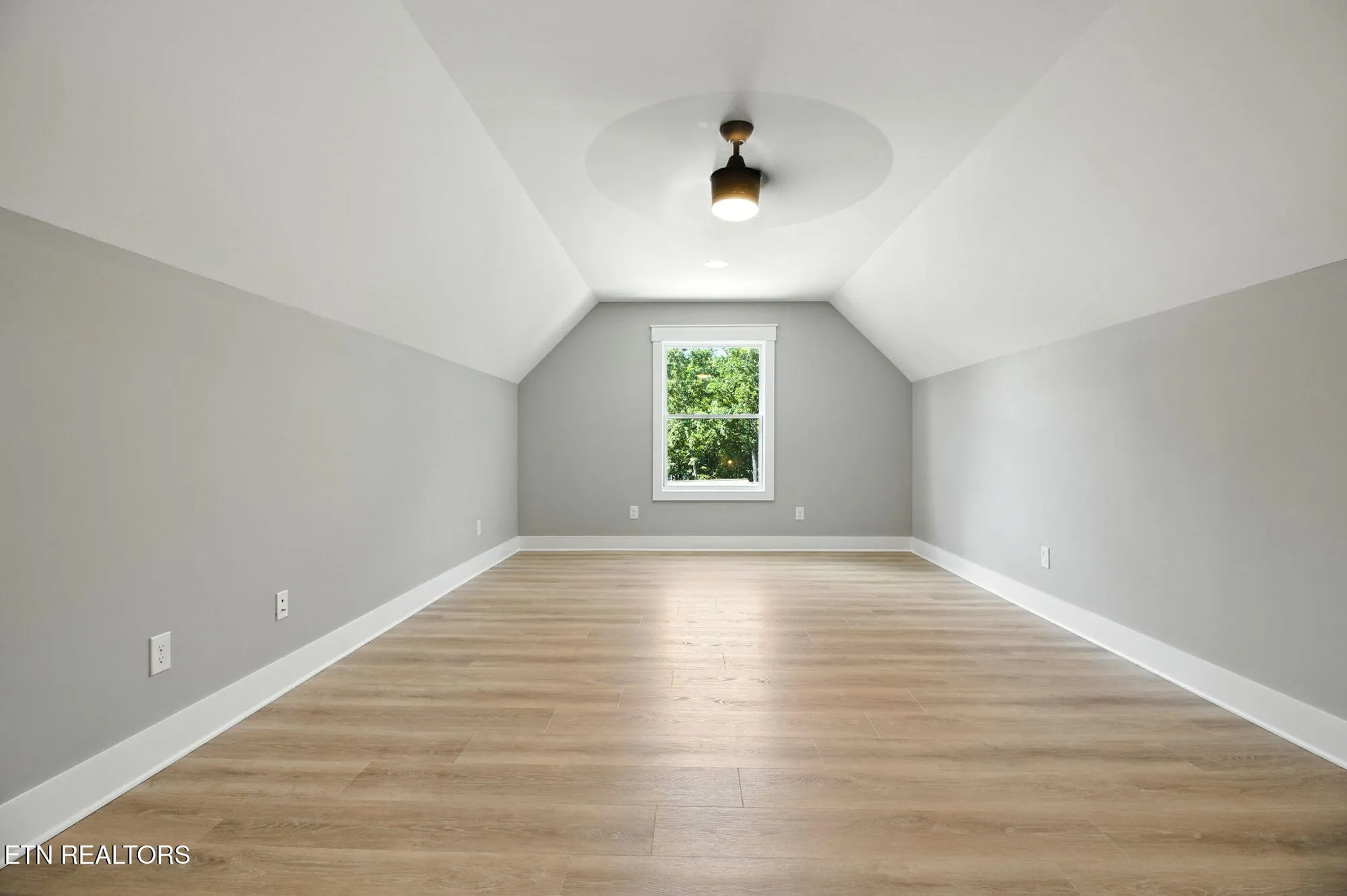 Property Slideshow image 28 of 38 | 121 inagehi way, Loudon, TN, 37774