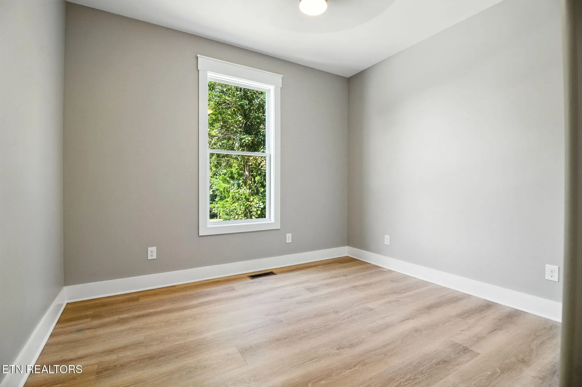 Property Slideshow image 9 of 38 | 121 inagehi way, Loudon, TN, 37774