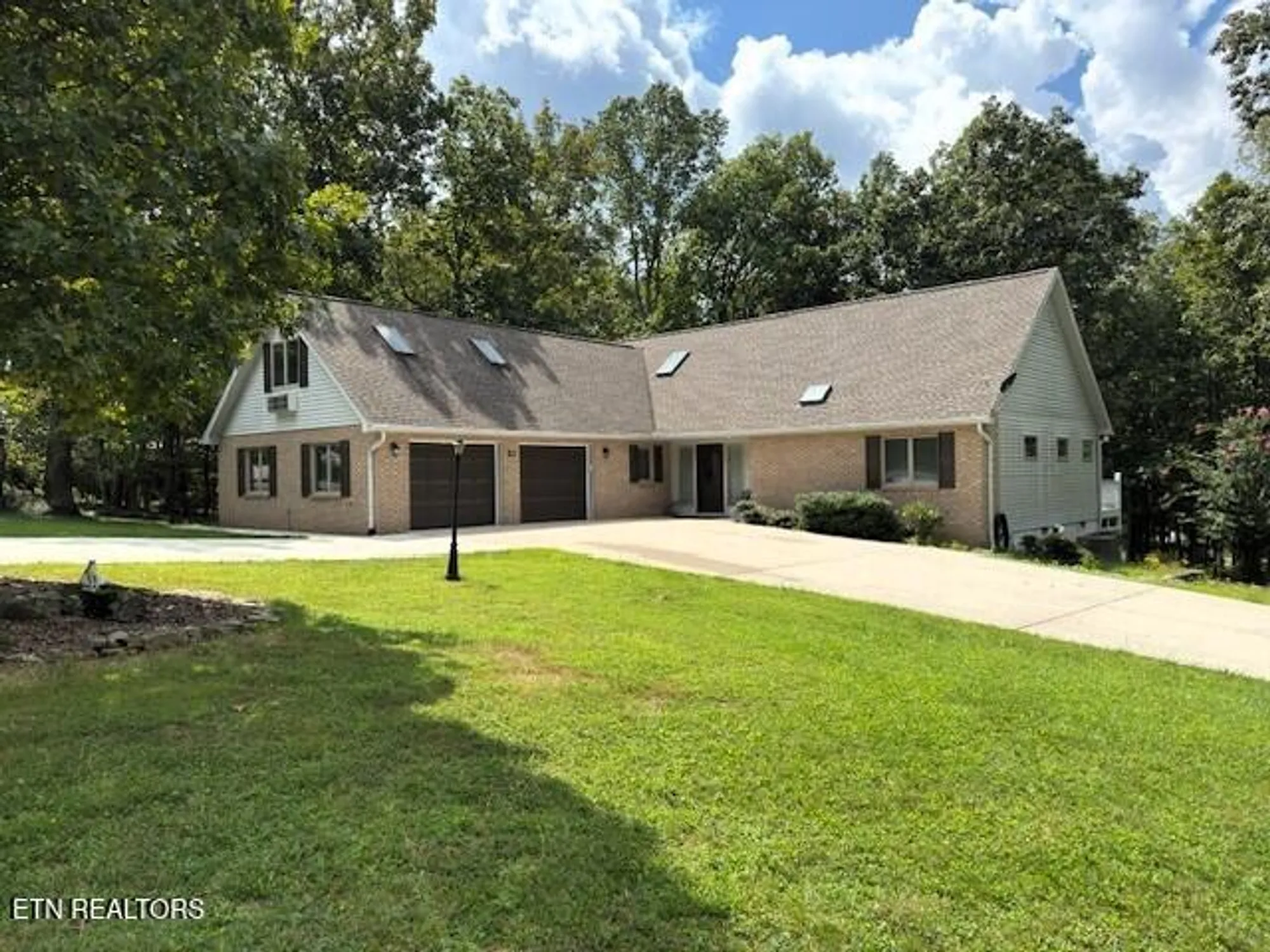 Property Slideshow image 2 of 38 | 21 rolling green ct, Crossville, TN, 38558