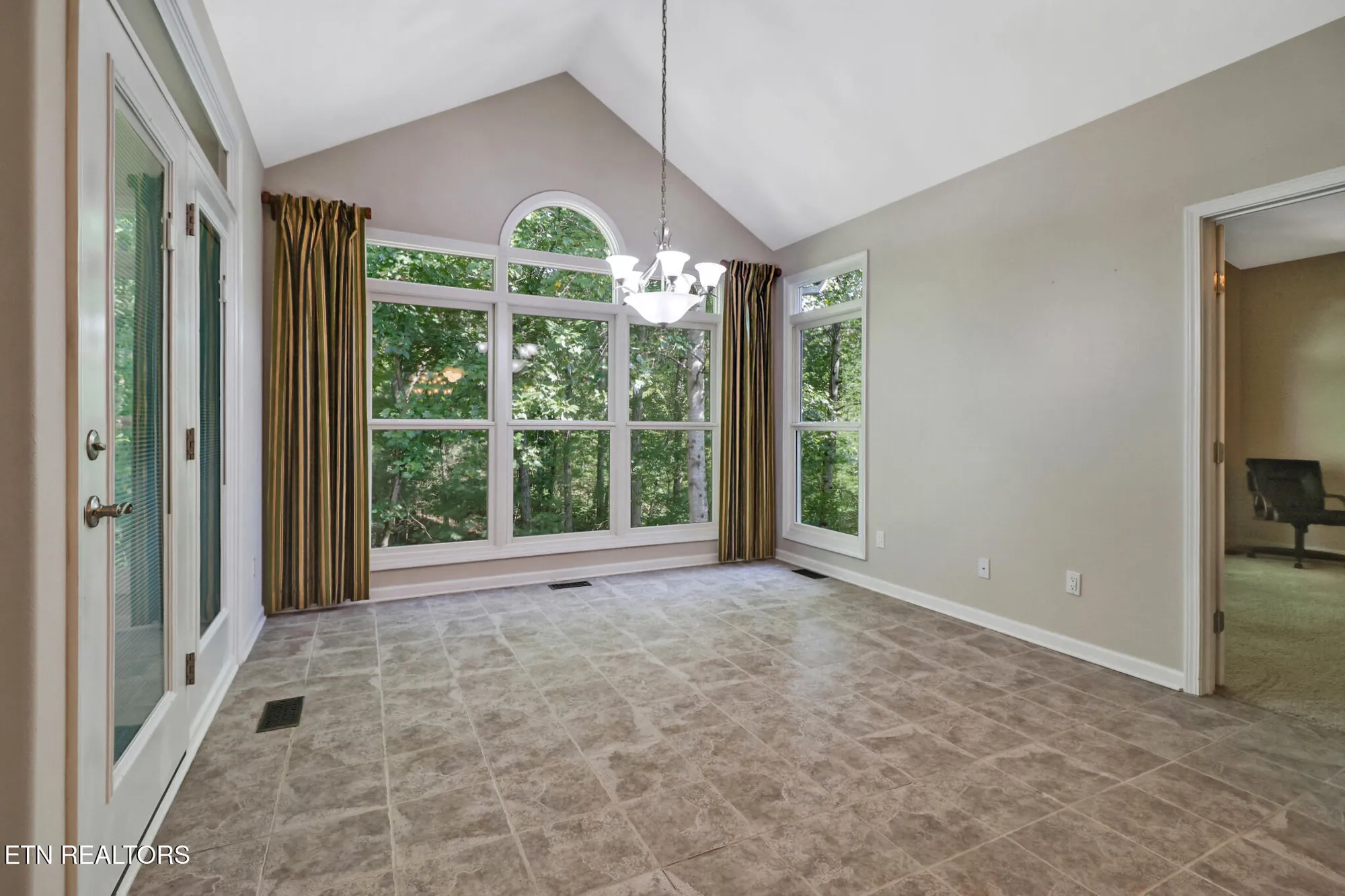 Property Slideshow image 14 of 53 | 123 lafayette pt apt 1, Crossville, TN, 38558