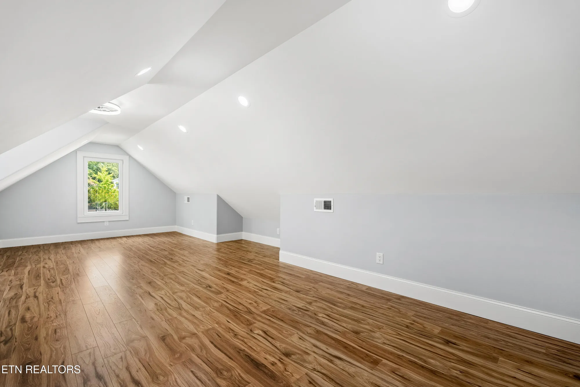Property Slideshow image 38 of 52 | 222 yona way, Loudon, TN, 37774