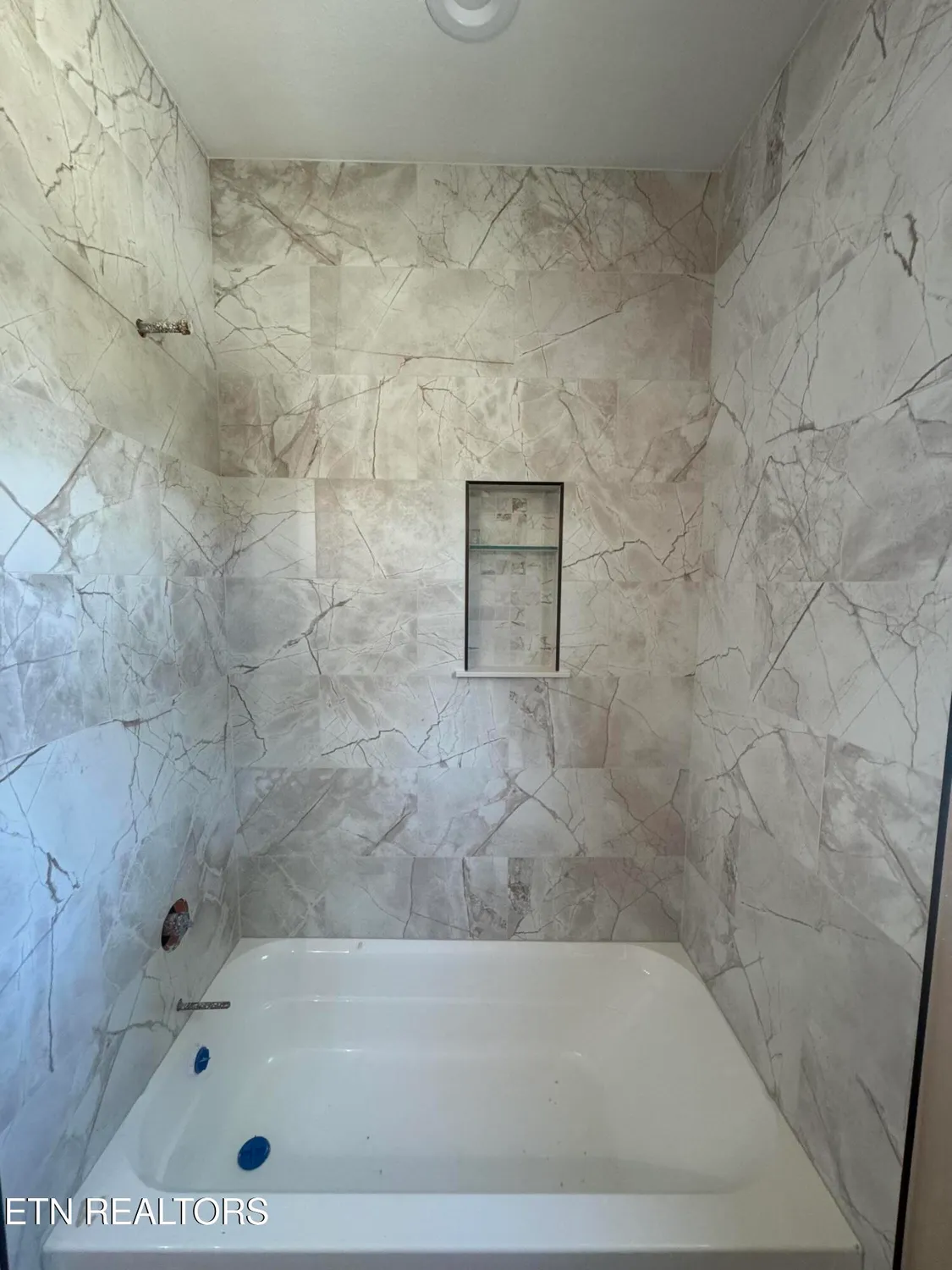 Property Slideshow image 14 of 18 | 164 hawes cir, Crossville, TN, 38558