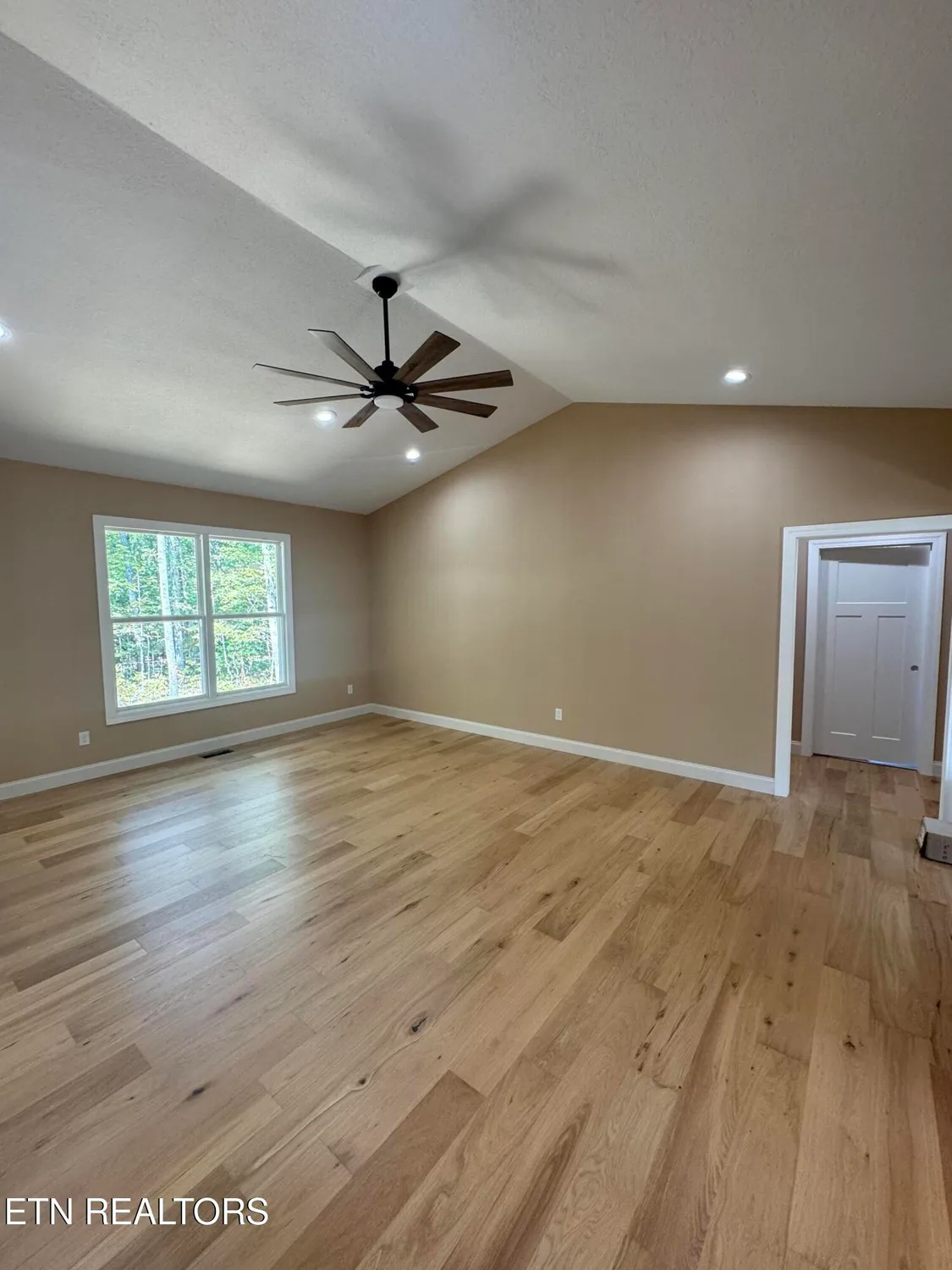 Property Slideshow image 5 of 18 | 164 hawes cir, Crossville, TN, 38558