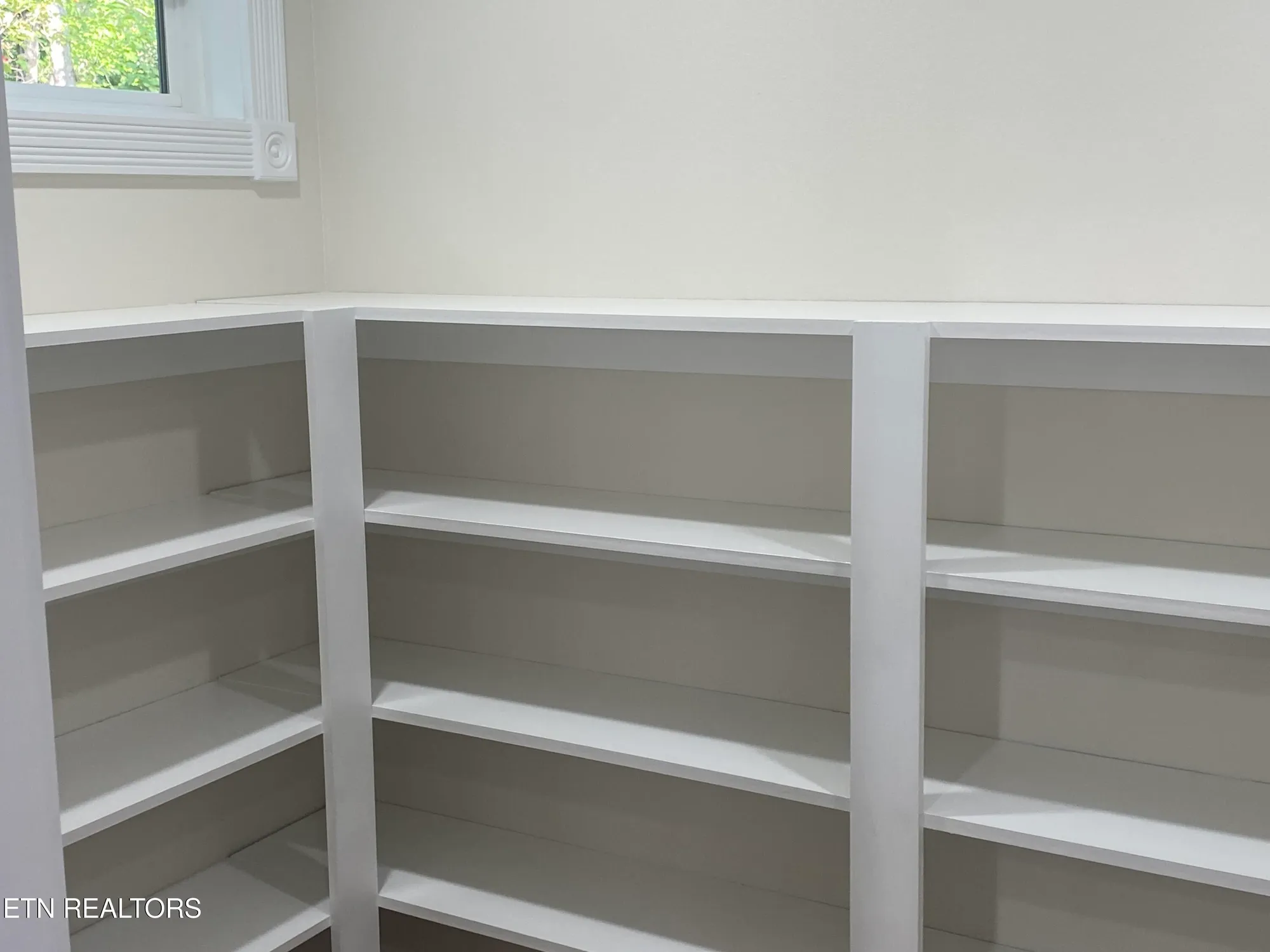 Property Slideshow image 8 of 35 | 233 albemarle cir, Crossville, TN, 38558