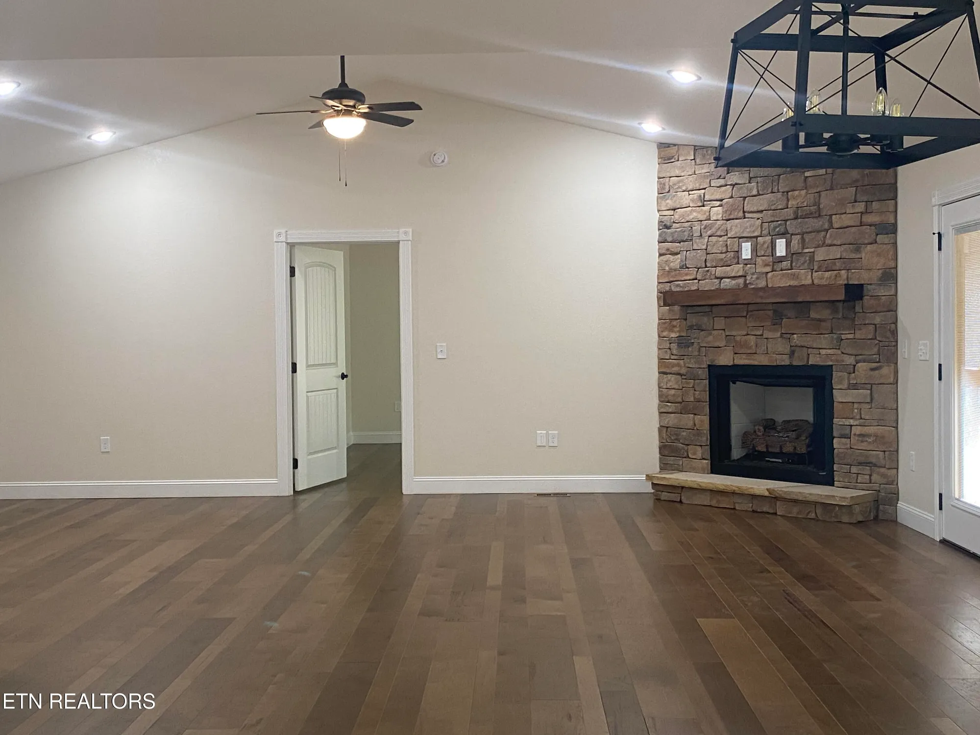 Property Slideshow image 10 of 35 | 233 albemarle cir, Crossville, TN, 38558