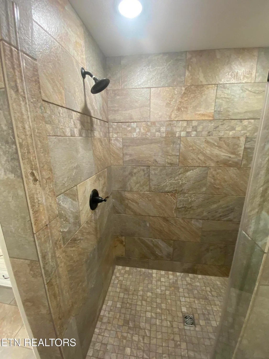 Property Slideshow image 17 of 35 | 233 albemarle cir, Crossville, TN, 38558