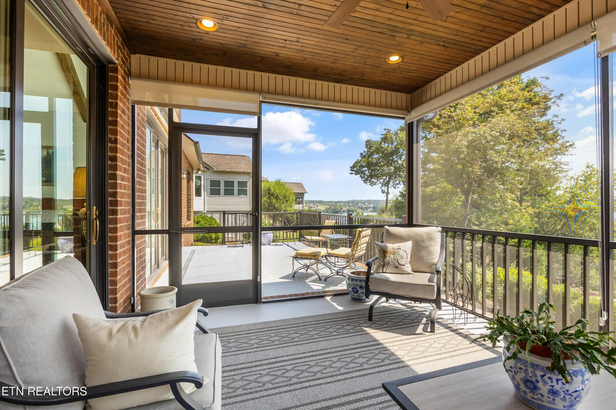 Property Slideshow image 4 of 54 | 302 coweta ct, Loudon, TN, 37774