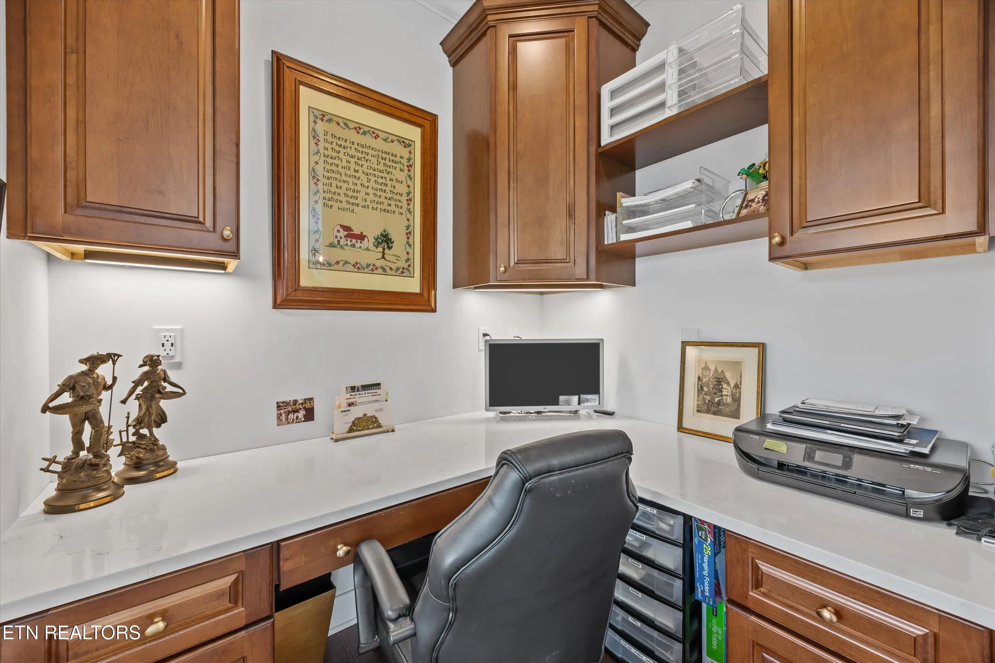 Property Slideshow image 13 of 54 | 302 coweta ct, Loudon, TN, 37774