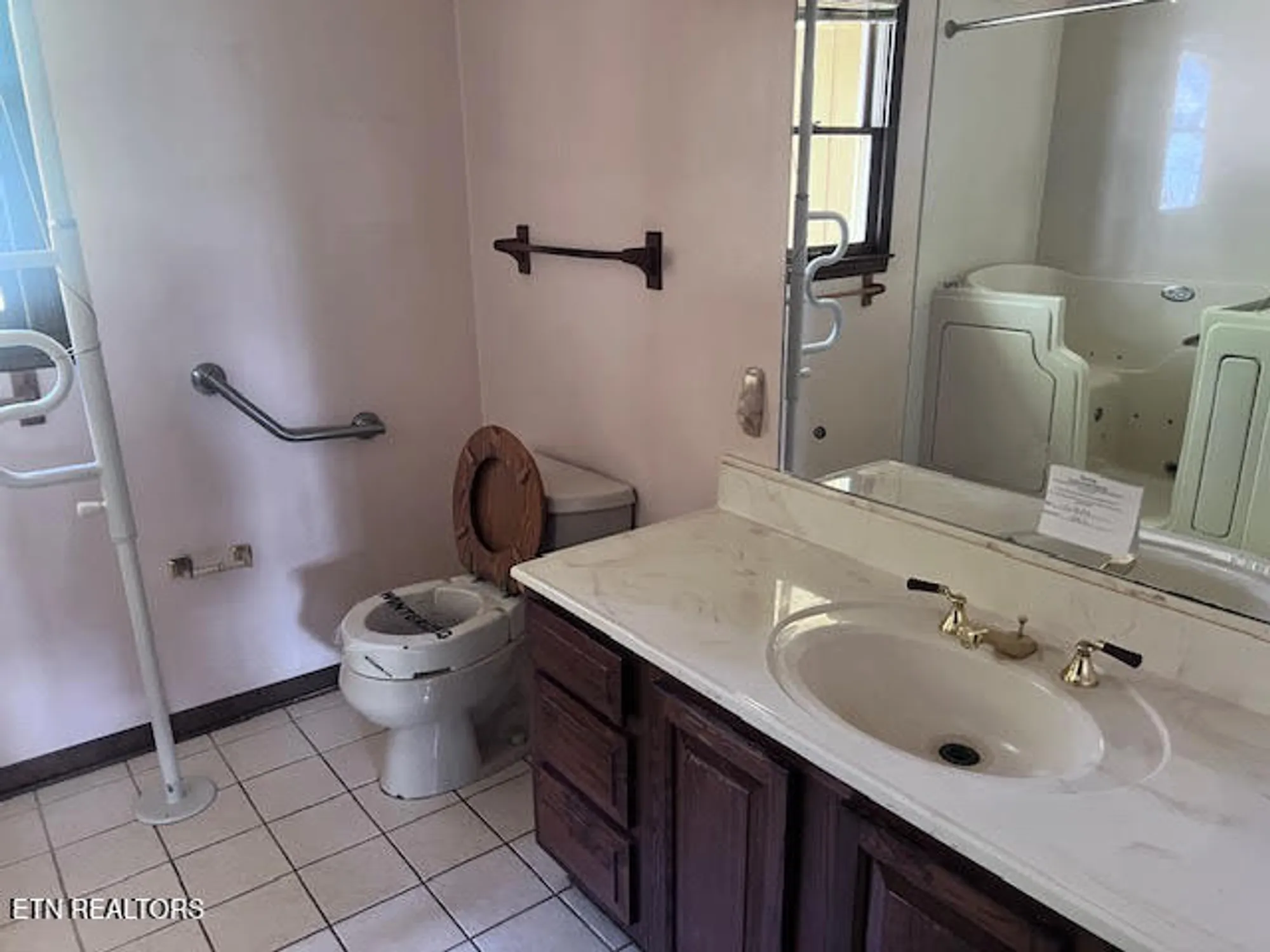 Property Slideshow image 20 of 30 | 223 saligugi cir, Loudon, TN, 37774