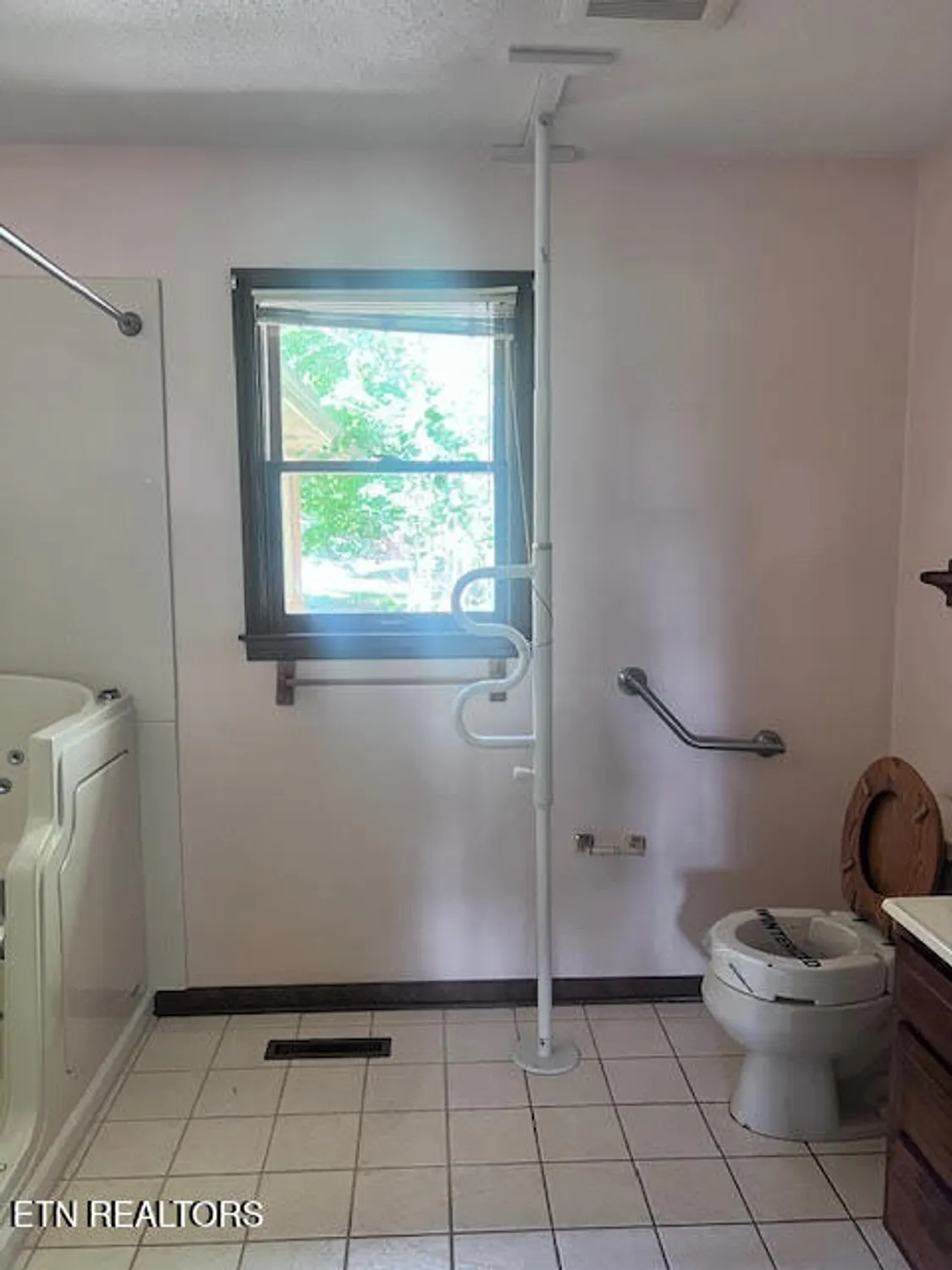 Property Slideshow image 19 of 30 | 223 saligugi cir, Loudon, TN, 37774