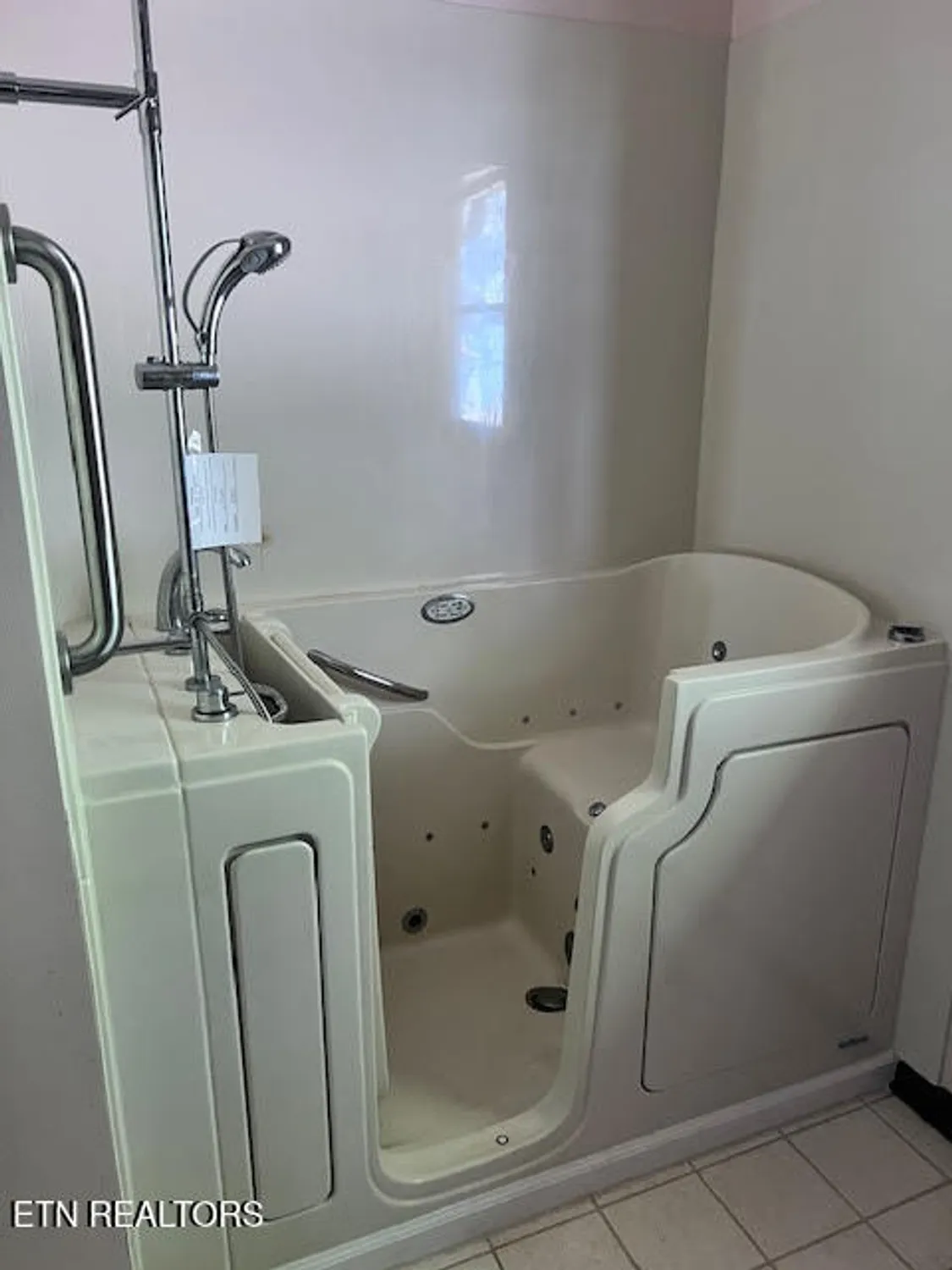 Property Slideshow image 21 of 30 | 223 saligugi cir, Loudon, TN, 37774