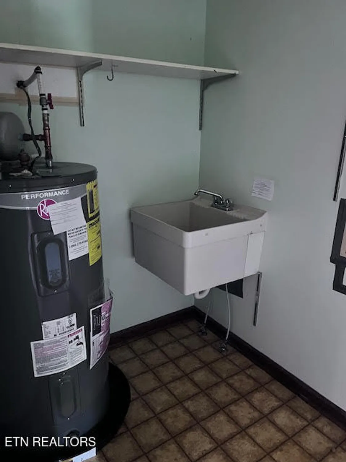 Property Slideshow image 16 of 30 | 223 saligugi cir, Loudon, TN, 37774