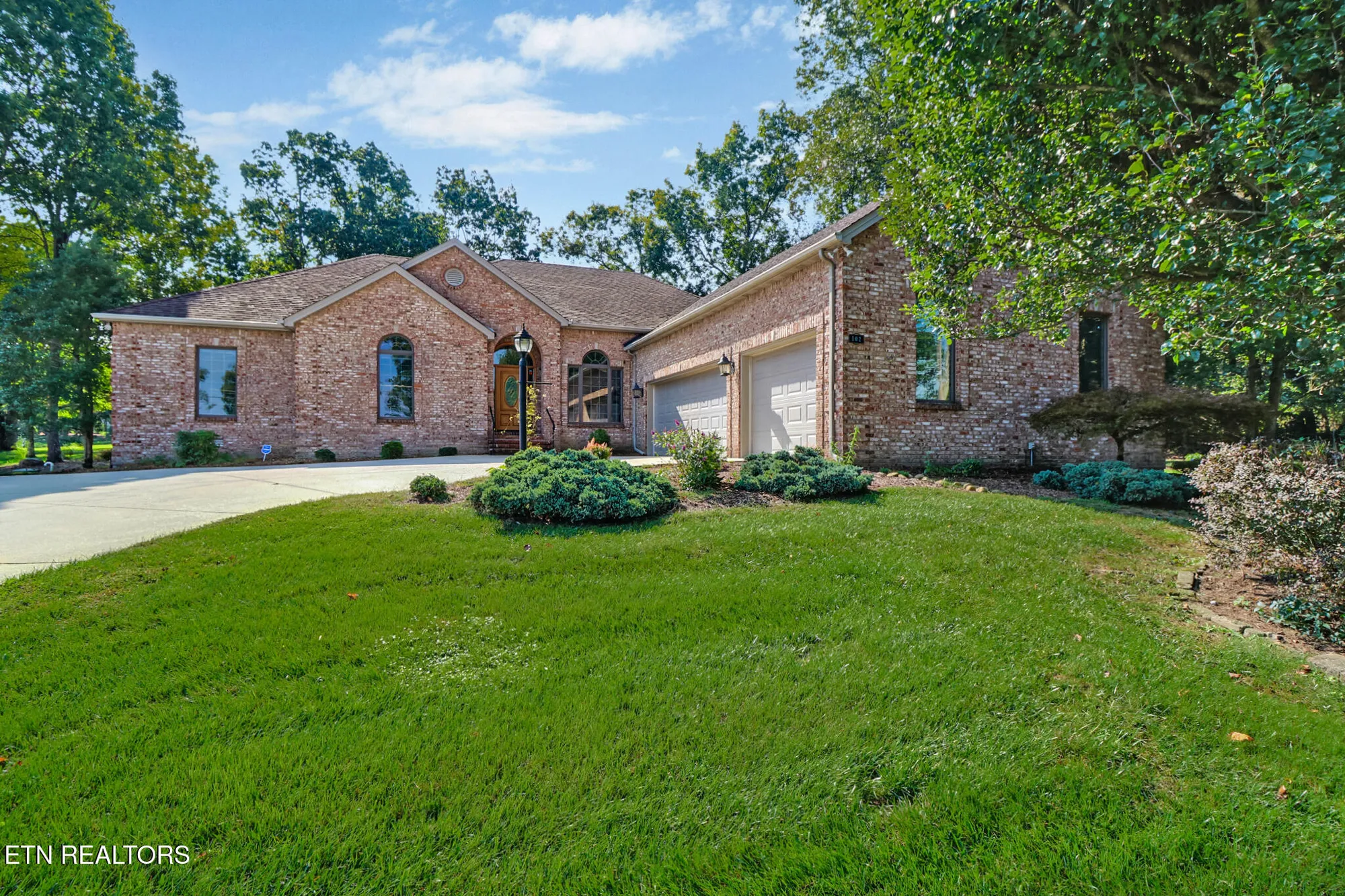 Property Slideshow image 1 of 44 | 102 bent oak ter, Crossville, TN, 38558