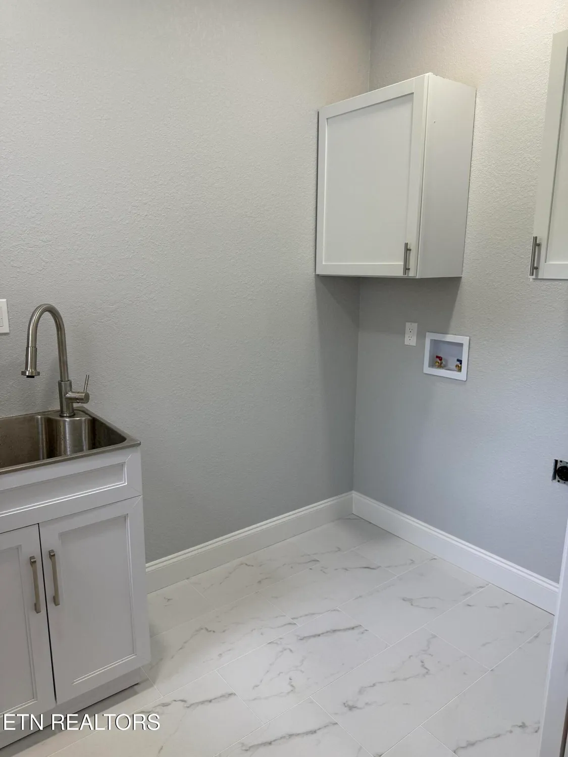 Property Slideshow image 28 of 37 | 100 quapaw cir, Loudon, TN, 37774