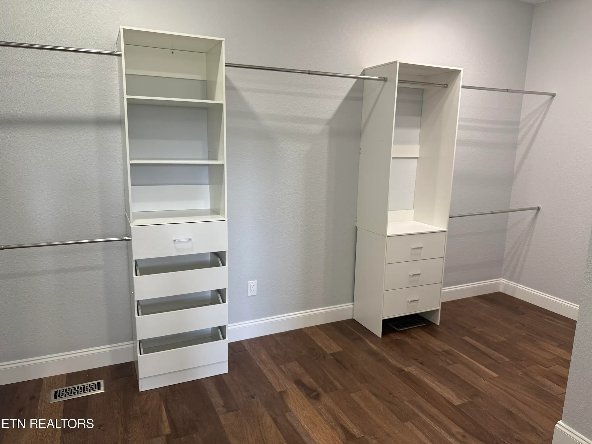 Property Slideshow image 27 of 37 | 100 quapaw cir, Loudon, TN, 37774