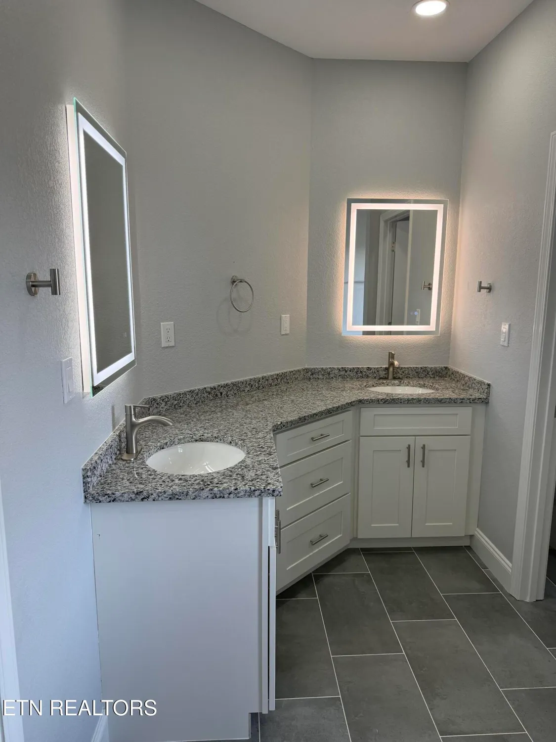 Property Slideshow image 19 of 37 | 100 quapaw cir, Loudon, TN, 37774