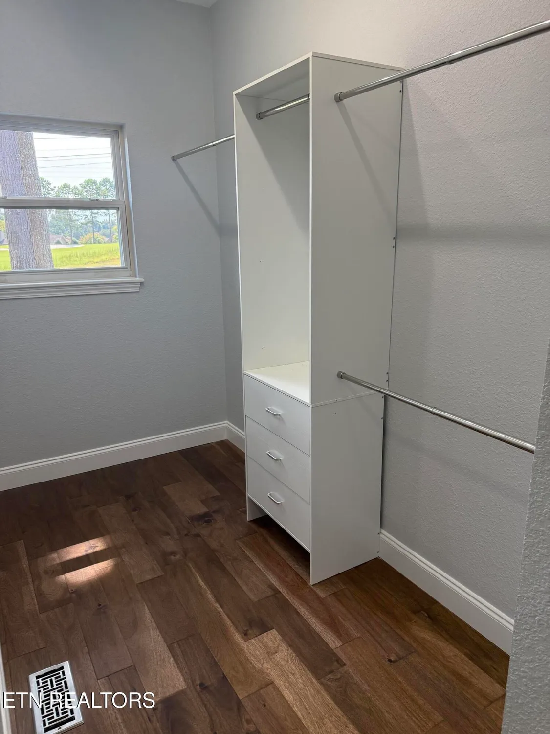 Property Slideshow image 26 of 37 | 100 quapaw cir, Loudon, TN, 37774