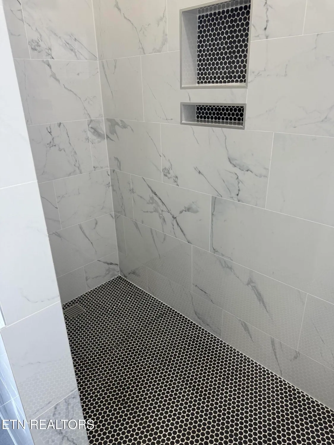 Property Slideshow image 21 of 37 | 100 quapaw cir, Loudon, TN, 37774