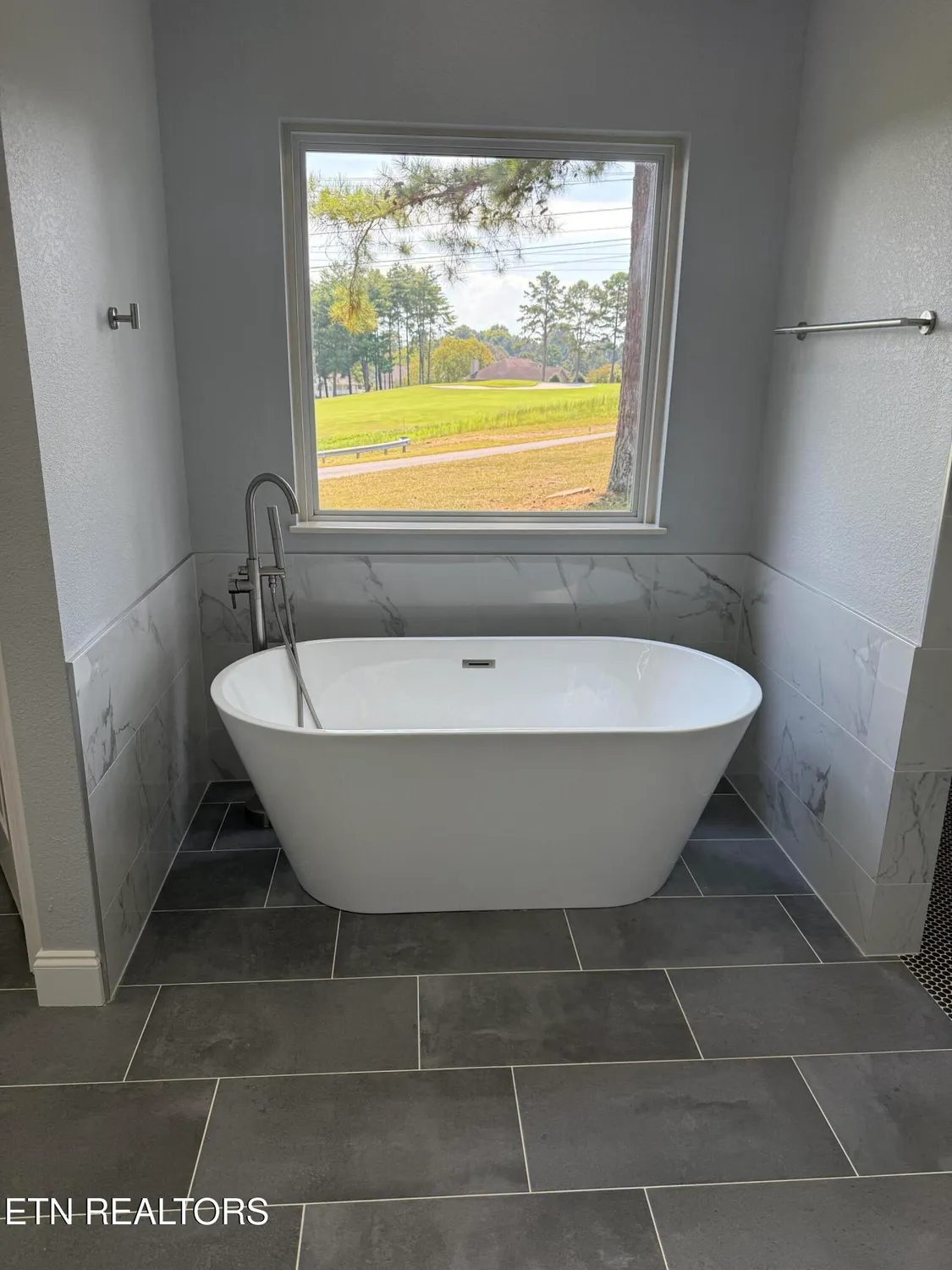 Property Slideshow image 22 of 37 | 100 quapaw cir, Loudon, TN, 37774