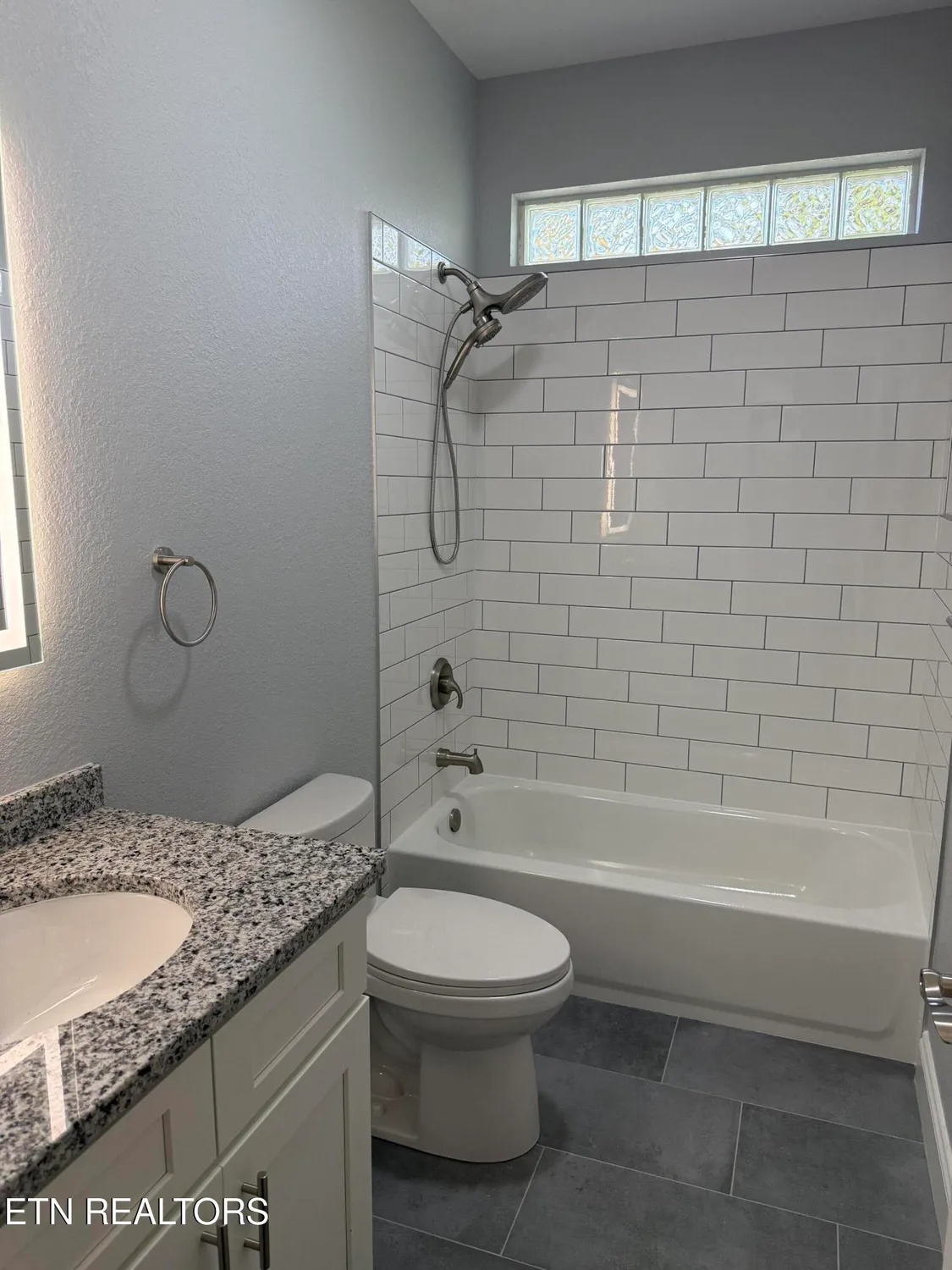 Property Slideshow image 31 of 37 | 100 quapaw cir, Loudon, TN, 37774