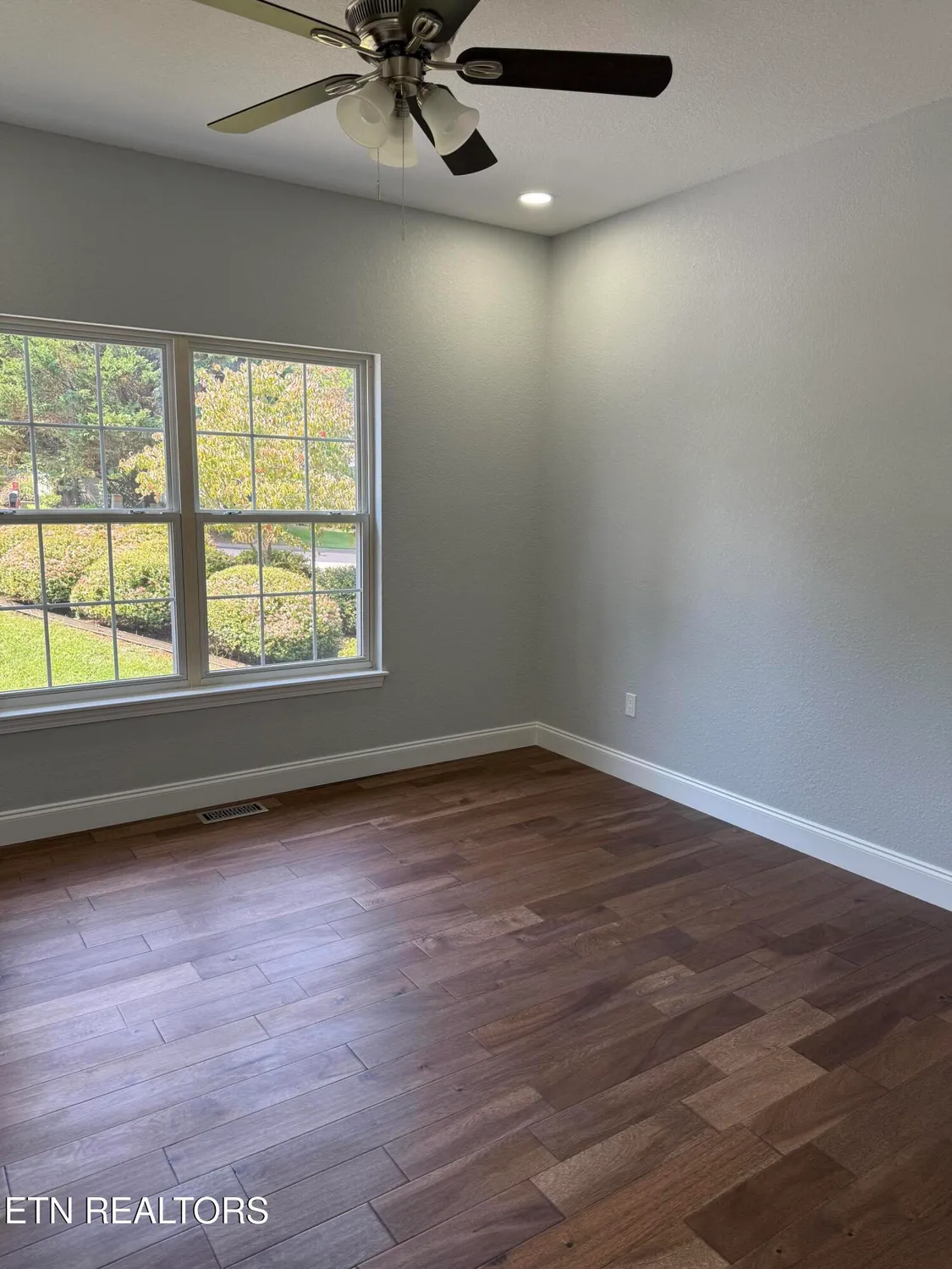 Property Slideshow image 29 of 37 | 100 quapaw cir, Loudon, TN, 37774