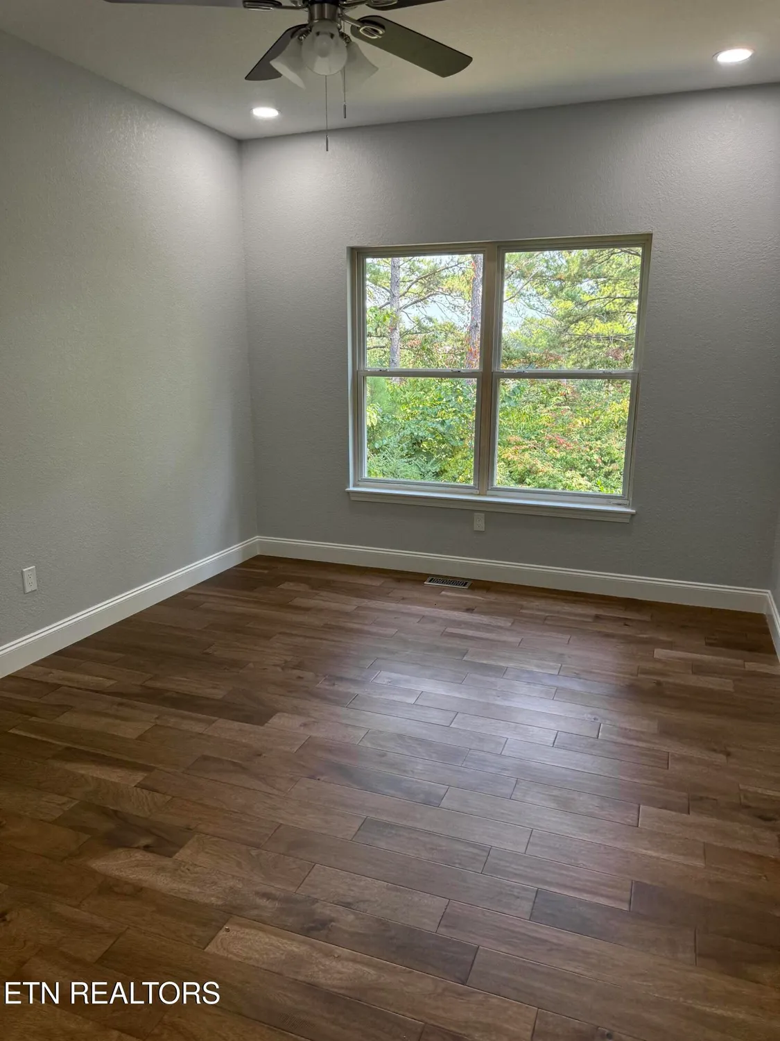 Property Slideshow image 30 of 37 | 100 quapaw cir, Loudon, TN, 37774