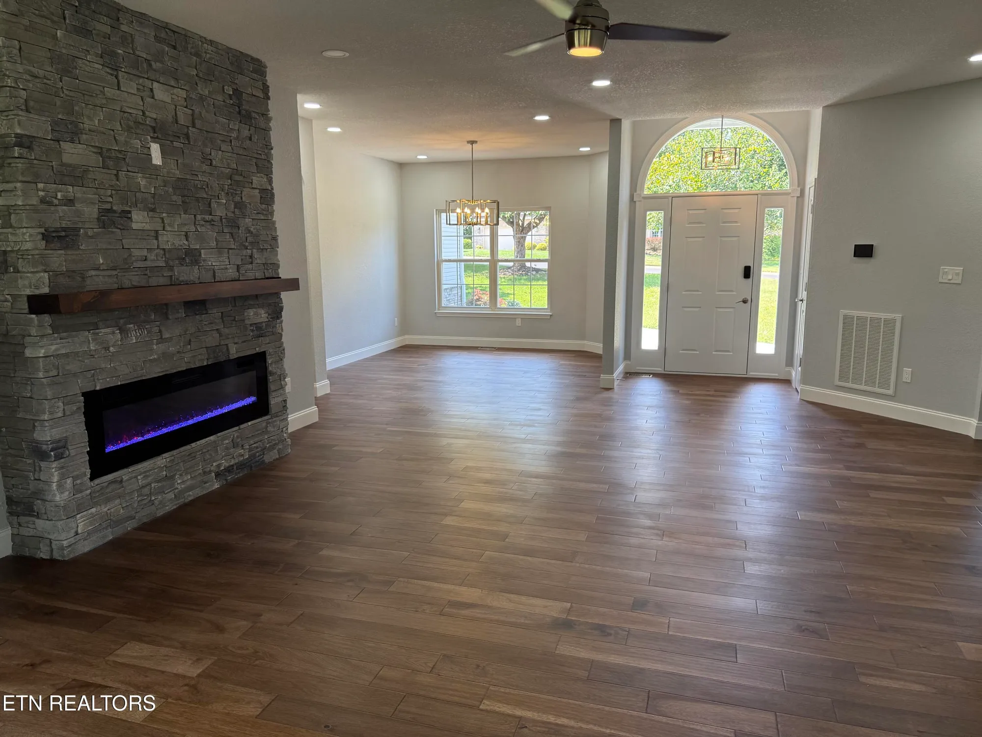 Property Slideshow image 9 of 37 | 100 quapaw cir, Loudon, TN, 37774