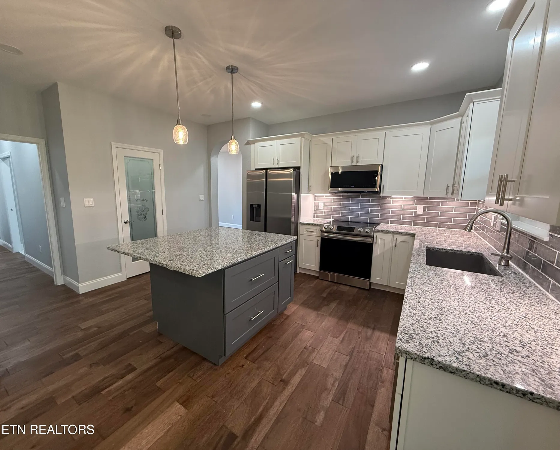 Property Slideshow image 4 of 37 | 100 quapaw cir, Loudon, TN, 37774