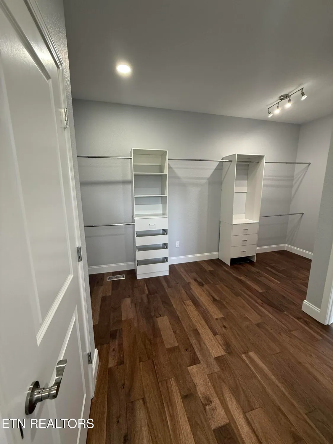 Property Slideshow image 25 of 37 | 100 quapaw cir, Loudon, TN, 37774