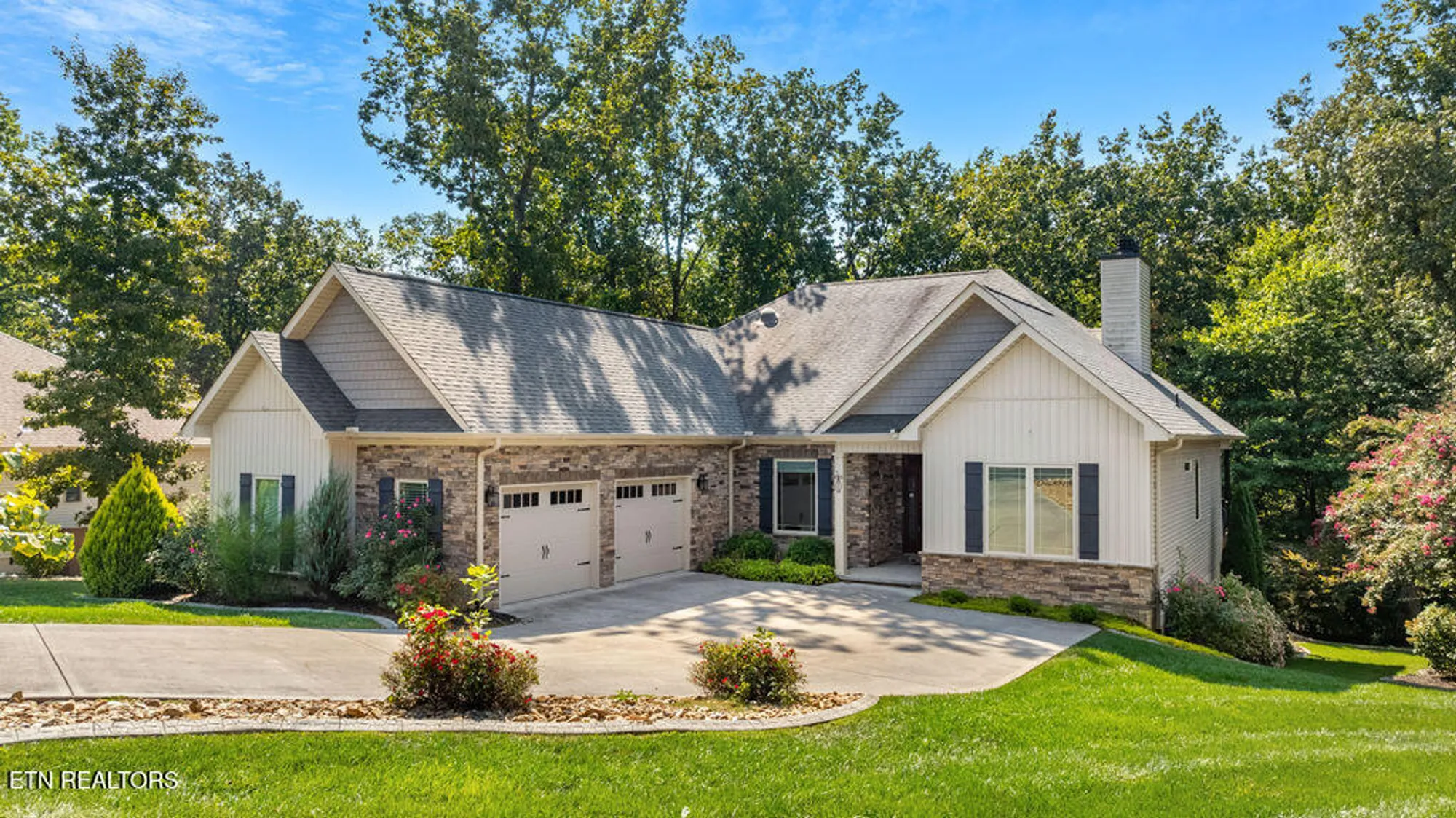 Property Slideshow image 2 of 40 | 111 osage ct, Loudon, TN, 37774