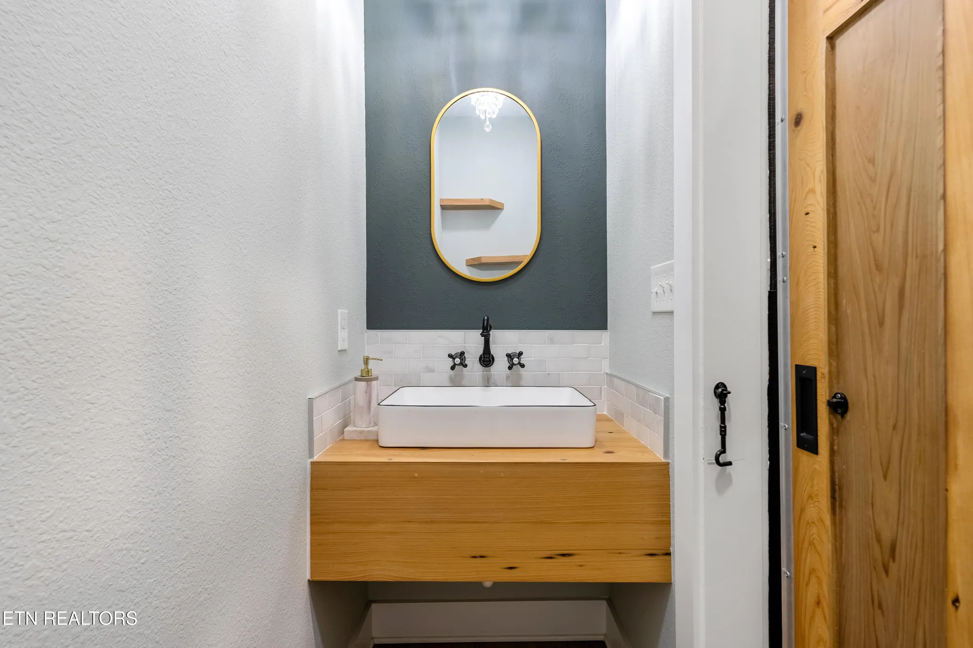 Property Slideshow image 22 of 47 | 136 pocola way, Loudon, TN, 37774