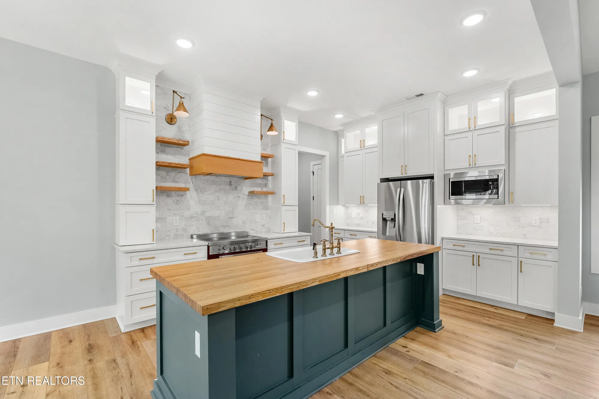 Property Slideshow image 10 of 47 | 136 pocola way, Loudon, TN, 37774