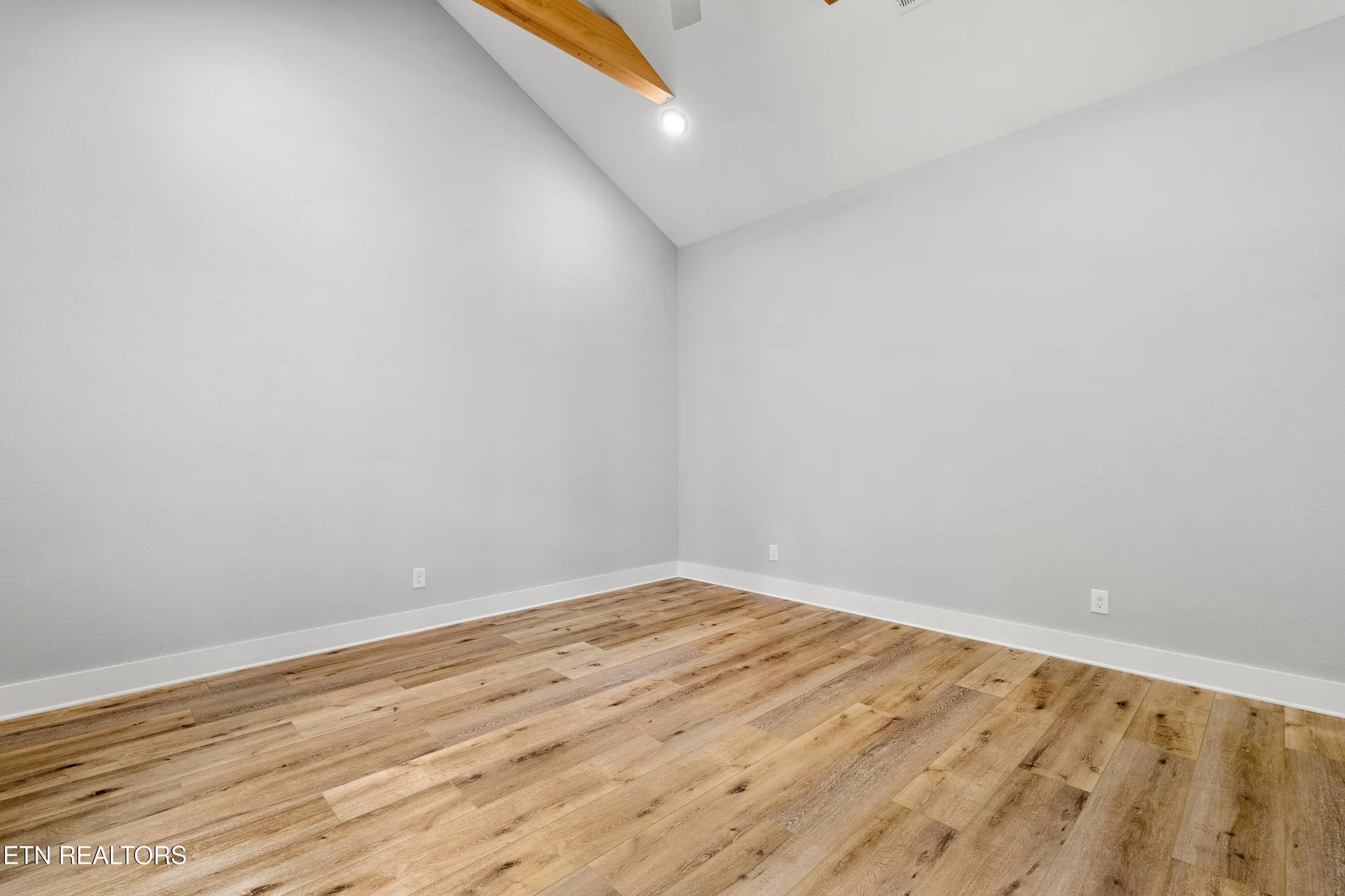 Property Slideshow image 16 of 47 | 136 pocola way, Loudon, TN, 37774