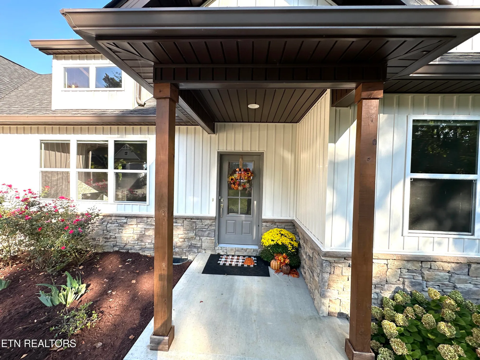 Property Slideshow image 2 of 17 | 218 mialaquo rd, Loudon, TN, 37774