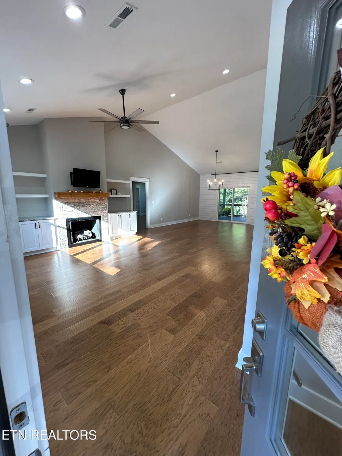 Property Slideshow image 3 of 17 | 218 mialaquo rd, Loudon, TN, 37774