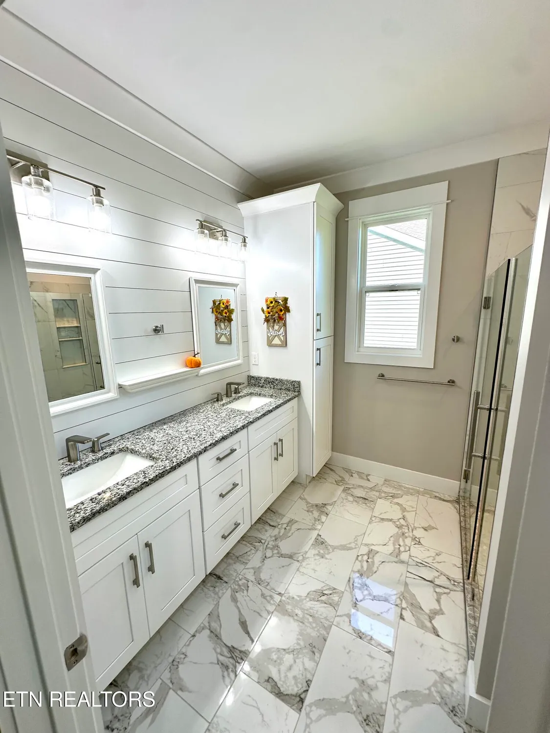 Property Slideshow image 8 of 17 | 218 mialaquo rd, Loudon, TN, 37774