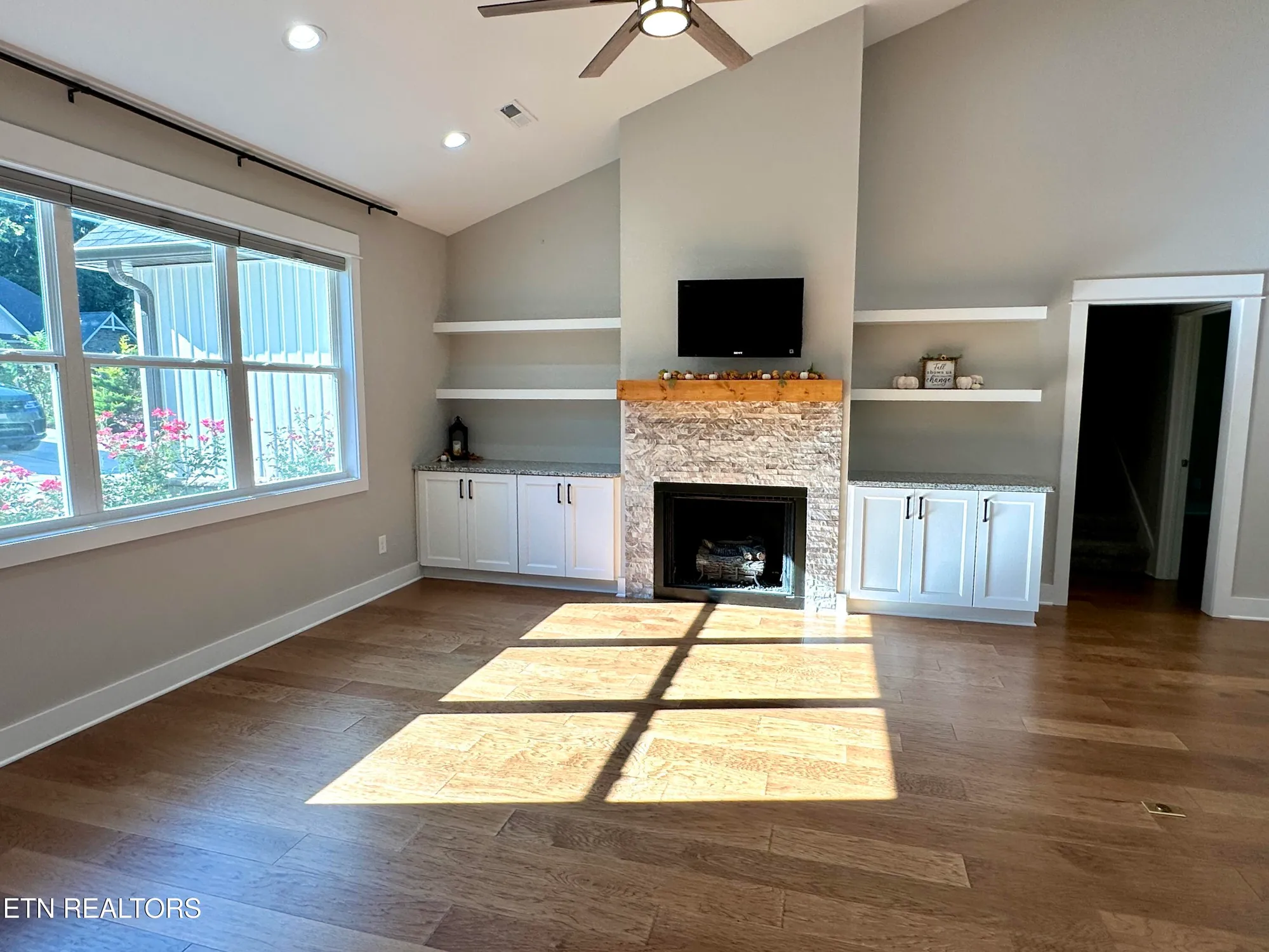 Property Slideshow image 6 of 17 | 218 mialaquo rd, Loudon, TN, 37774