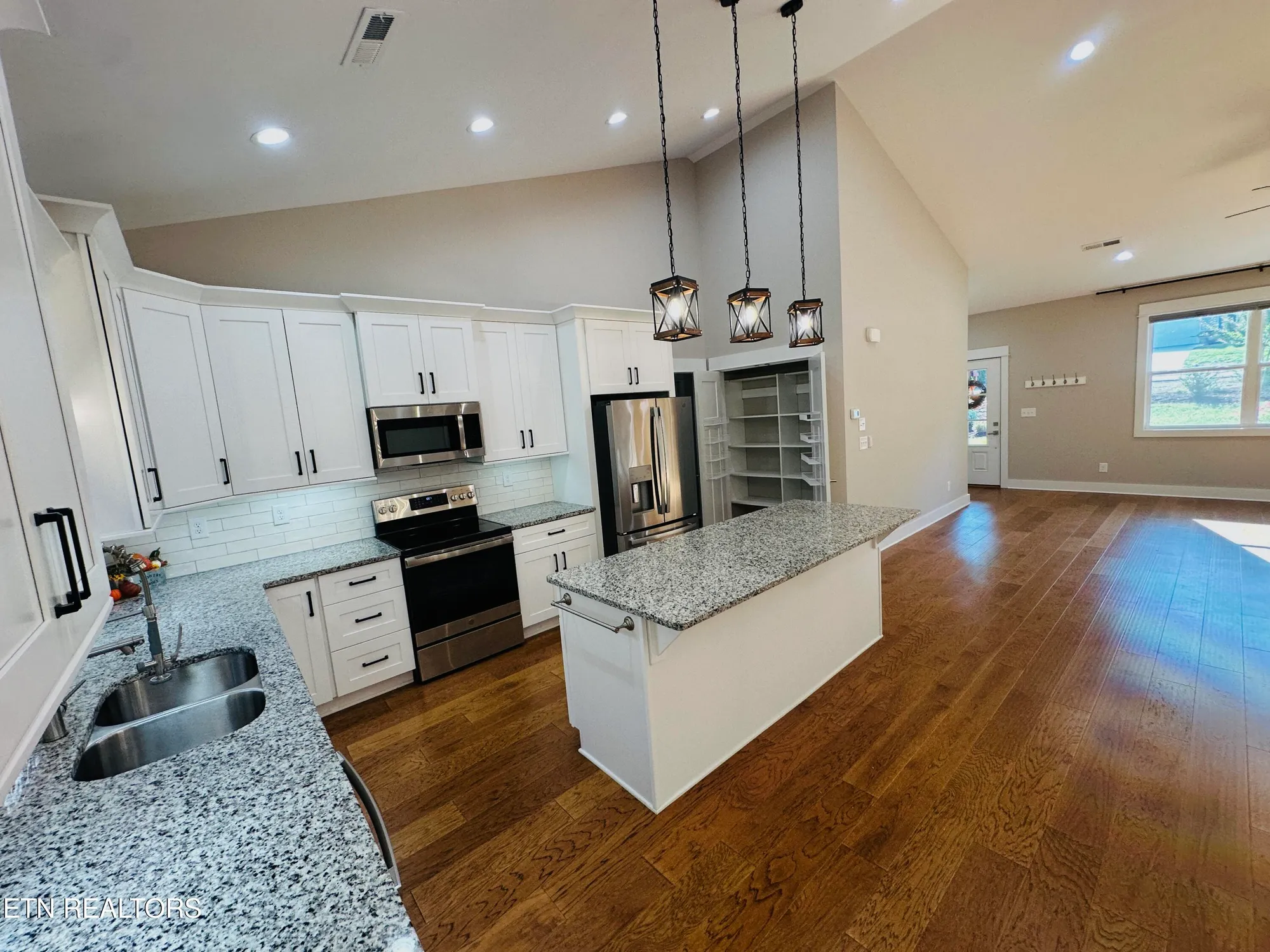 Property Slideshow image 5 of 17 | 218 mialaquo rd, Loudon, TN, 37774