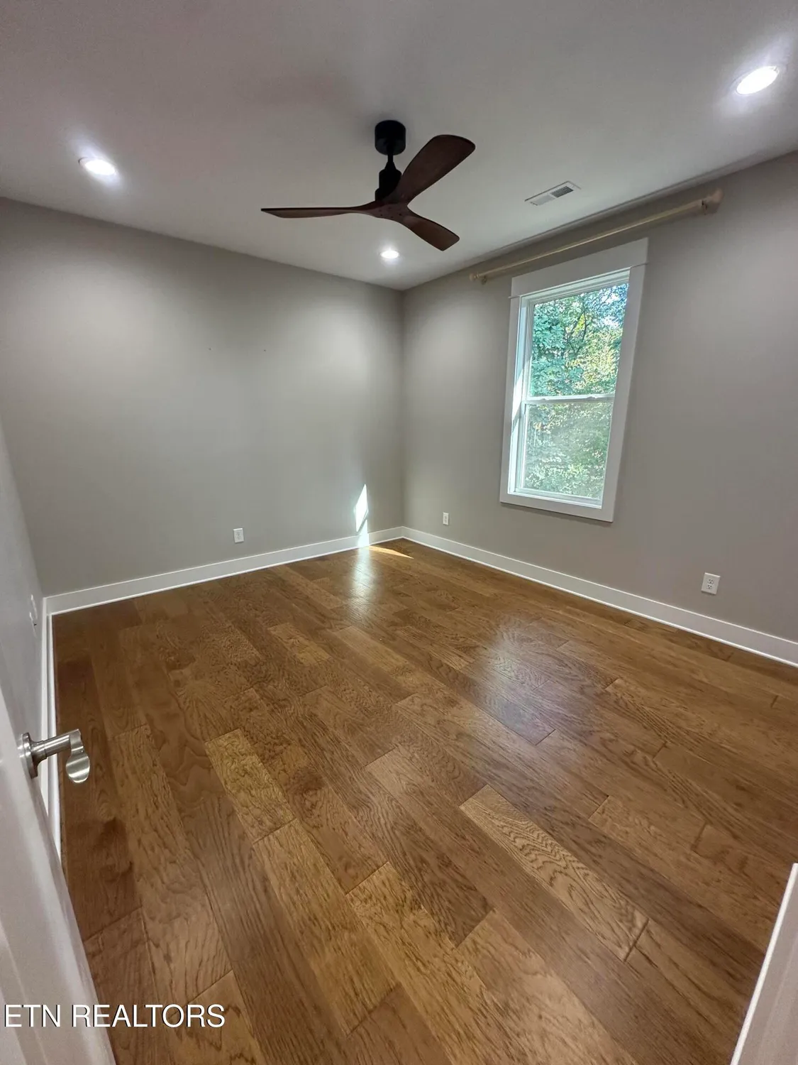 Property Slideshow image 10 of 17 | 218 mialaquo rd, Loudon, TN, 37774