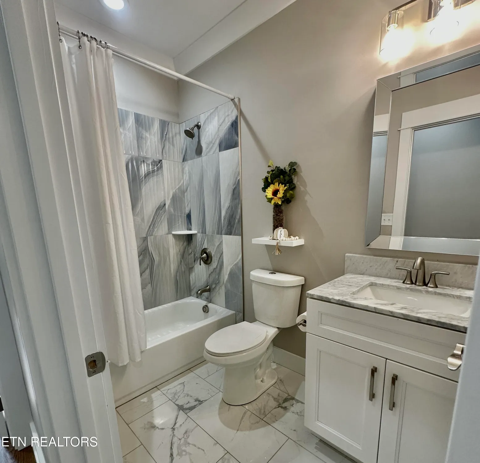 Property Slideshow image 11 of 17 | 218 mialaquo rd, Loudon, TN, 37774