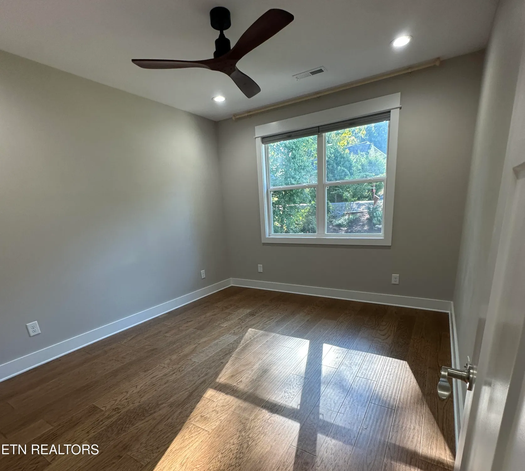 Property Slideshow image 12 of 17 | 218 mialaquo rd, Loudon, TN, 37774