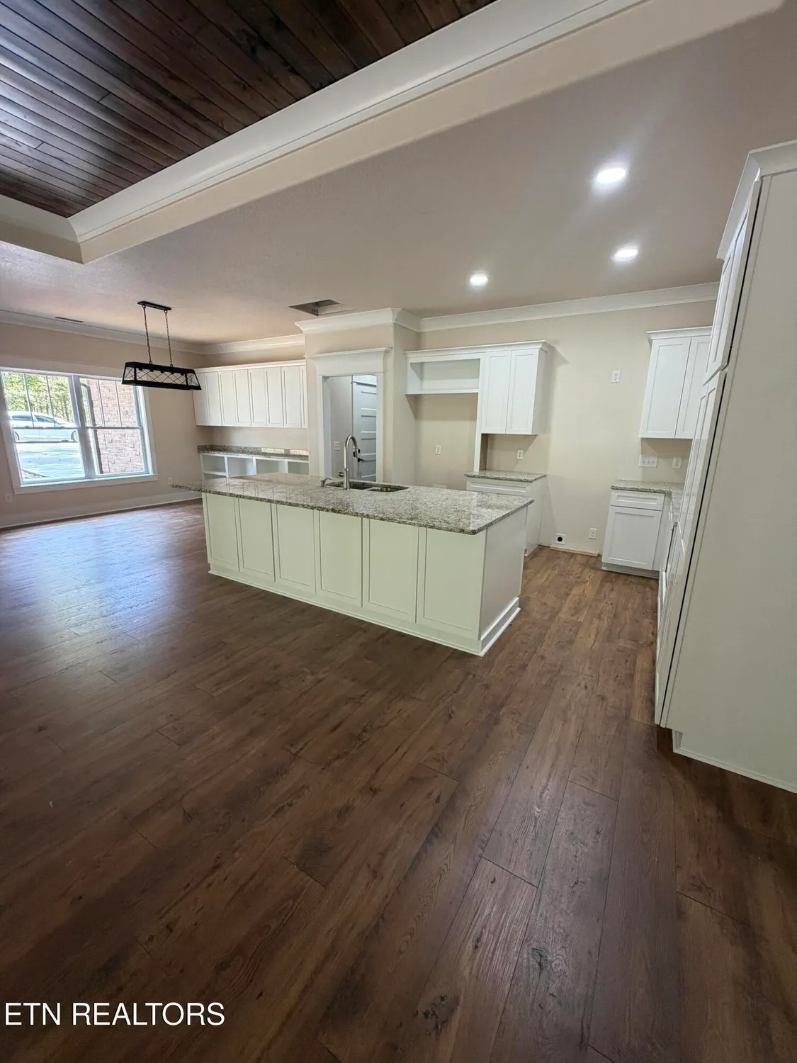 Property Slideshow image 10 of 24 | 414 beachwood dr, Crossville, TN, 38558